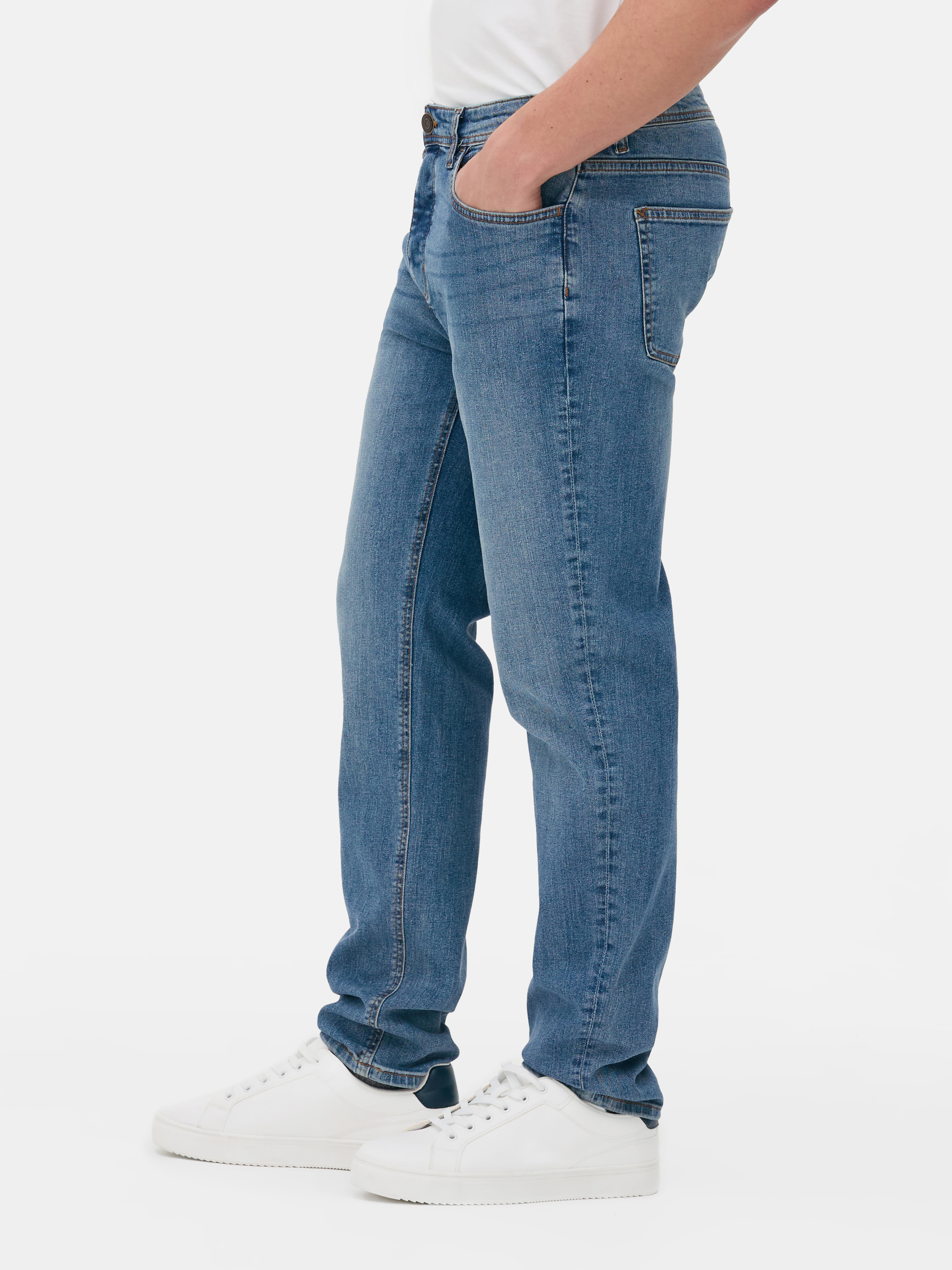 Blugi elastici, slim fit. Blugi mulați cu închidere cu nasturi, cinci buzunare și găici pentru curea.