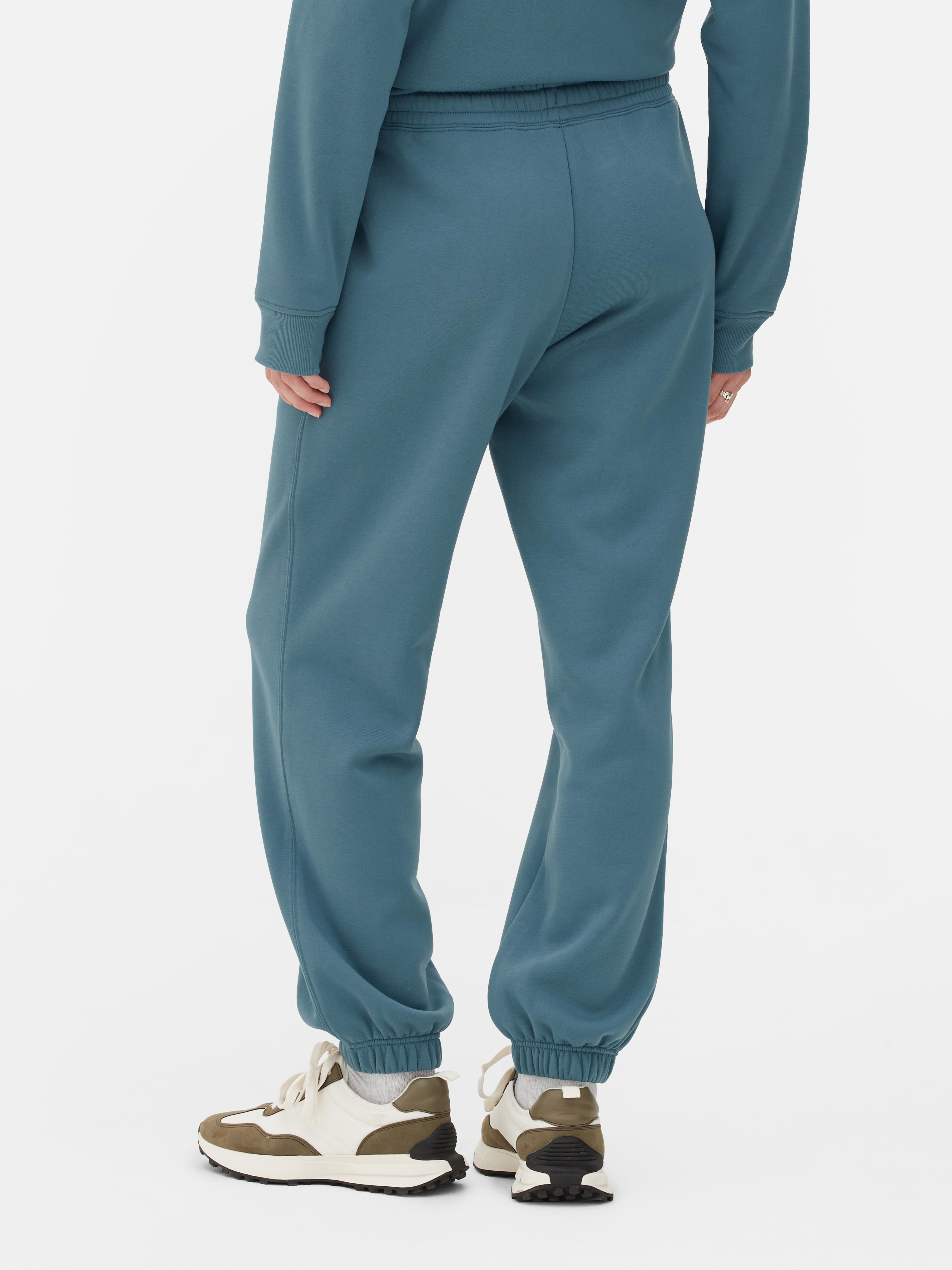Pantaloni de jogging simpli cu croială regulată. Acești pantaloni de jogging cu manșete până la gleznă sunt indispensabili în garderoba ta casual.