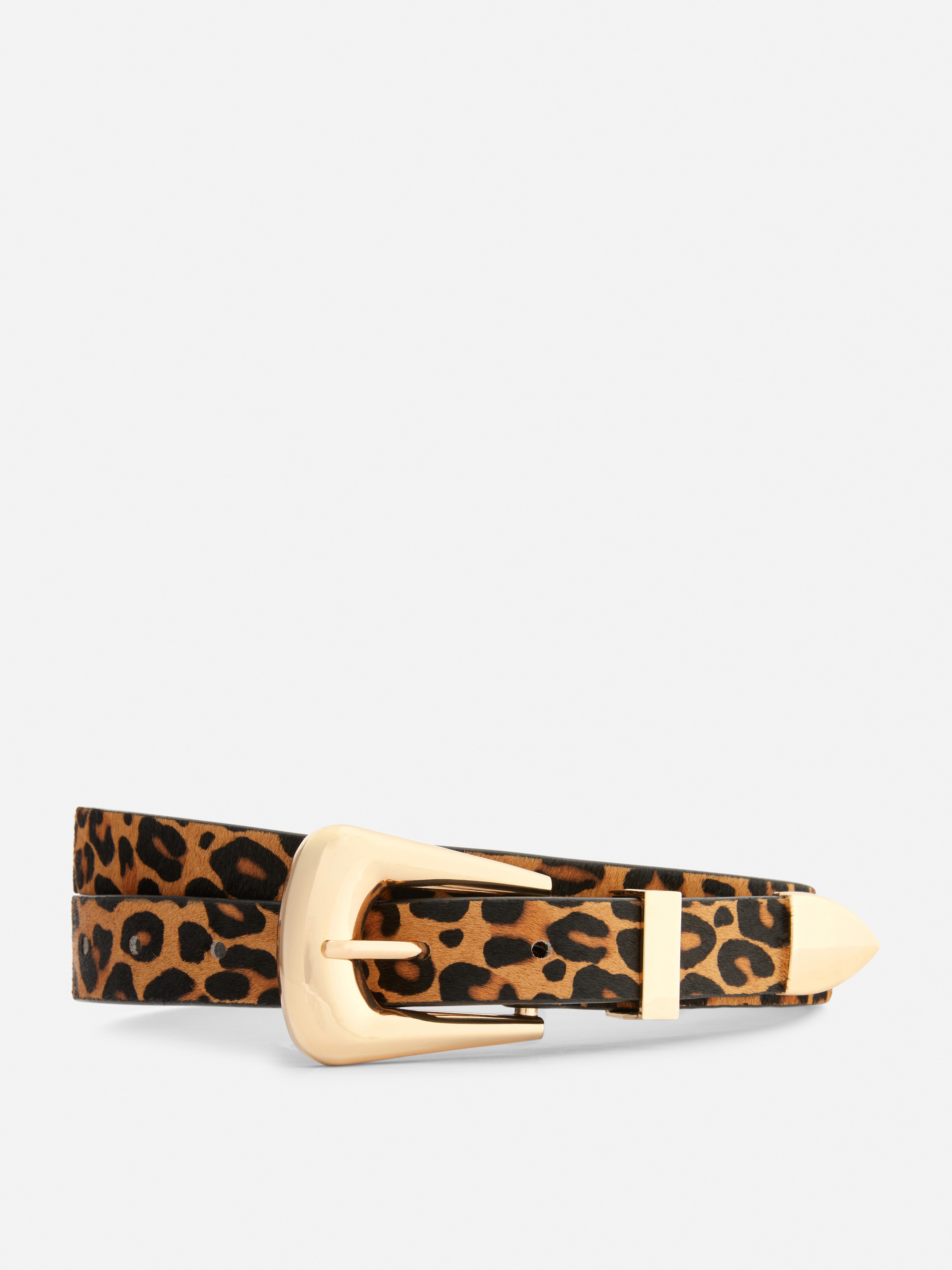 Curea cu textură de leopard. Oferă ținutelor tale o notă sălbatică cu această curea cu textură de leopard și cataramă curbată.