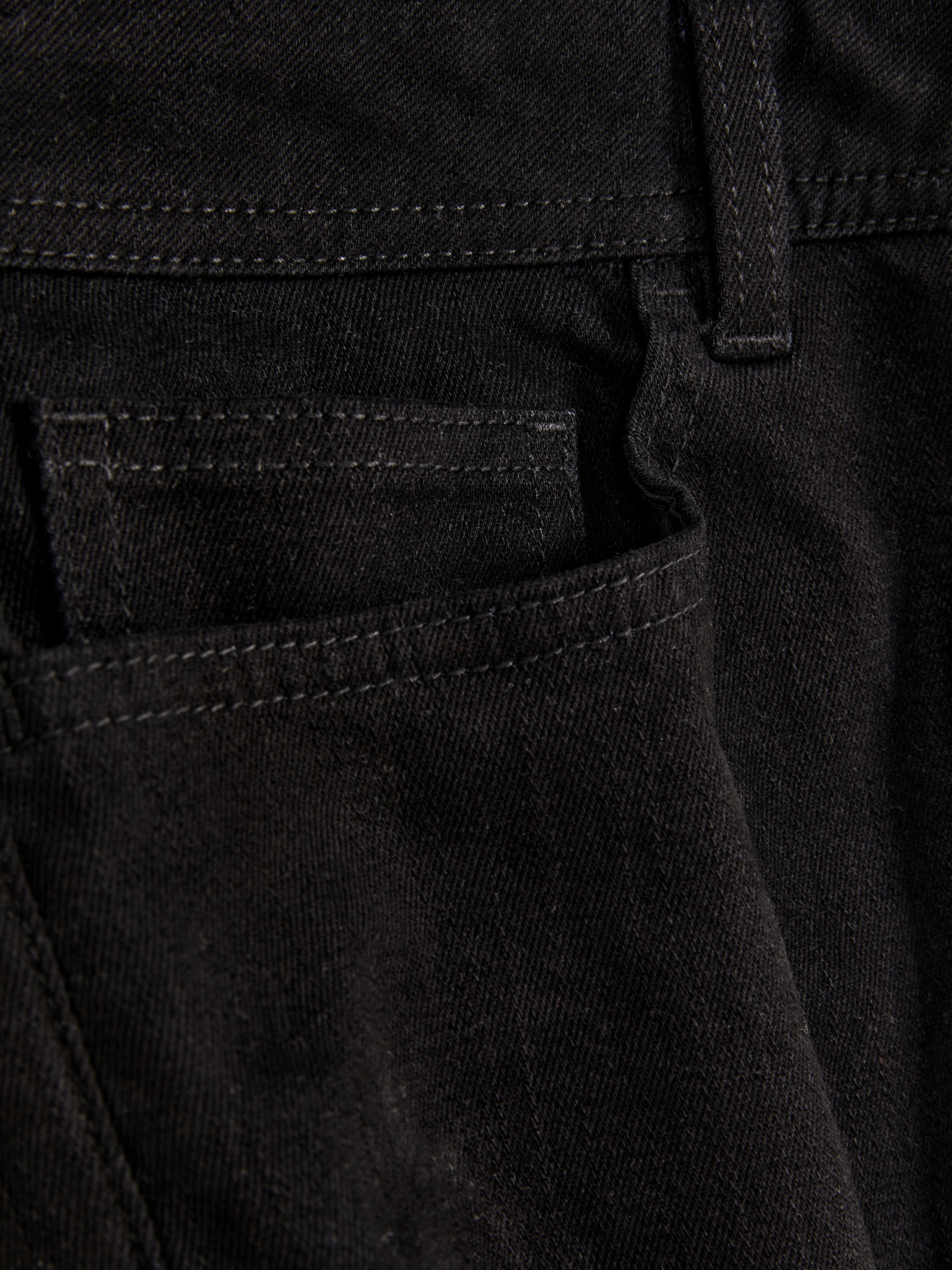 Pantaloni skinny din bumbac twill. Acești pantaloni skinny din bumbac twill prezintă elemente clasice, precum cinci buzunare și găici pentru curea.