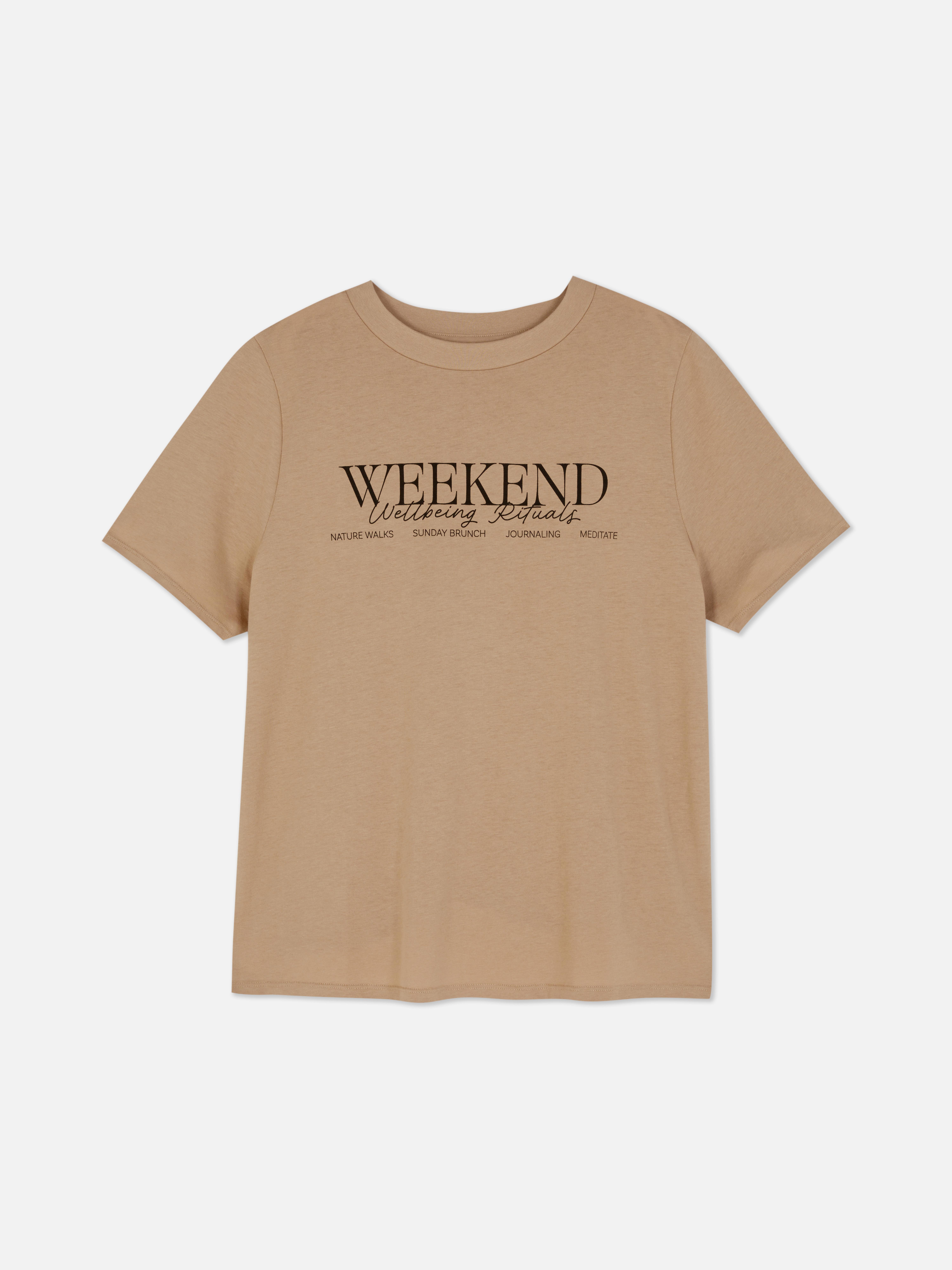 Tricou cu mânecă scurtă și imprimeu. Un tricou clasic din bumbac, cu guler rotund și un imprimeu atrăgător pe piept.