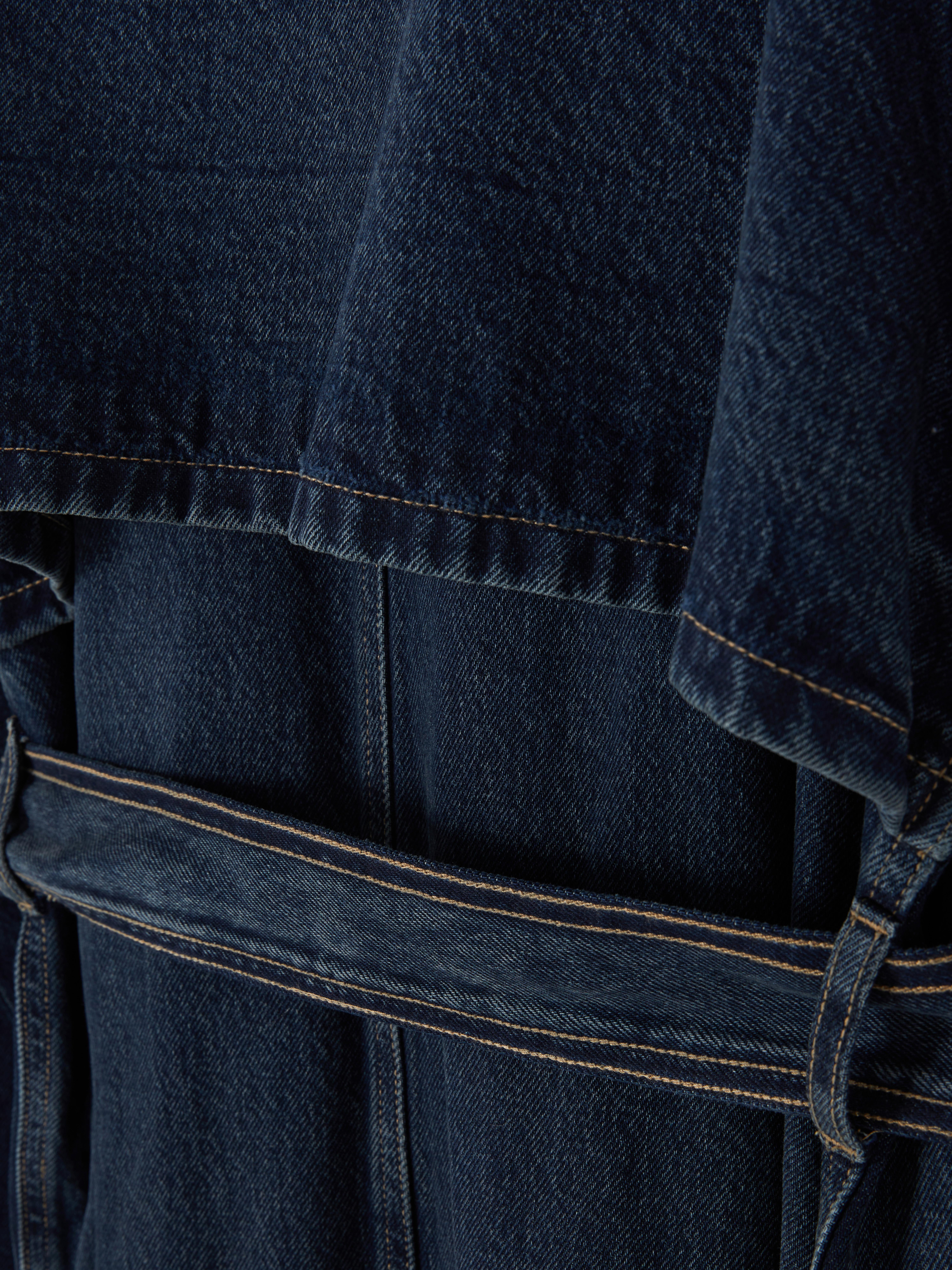 Trench maxi din denim. Acest trench maxi combină detalii clasice cu o notă modernă.