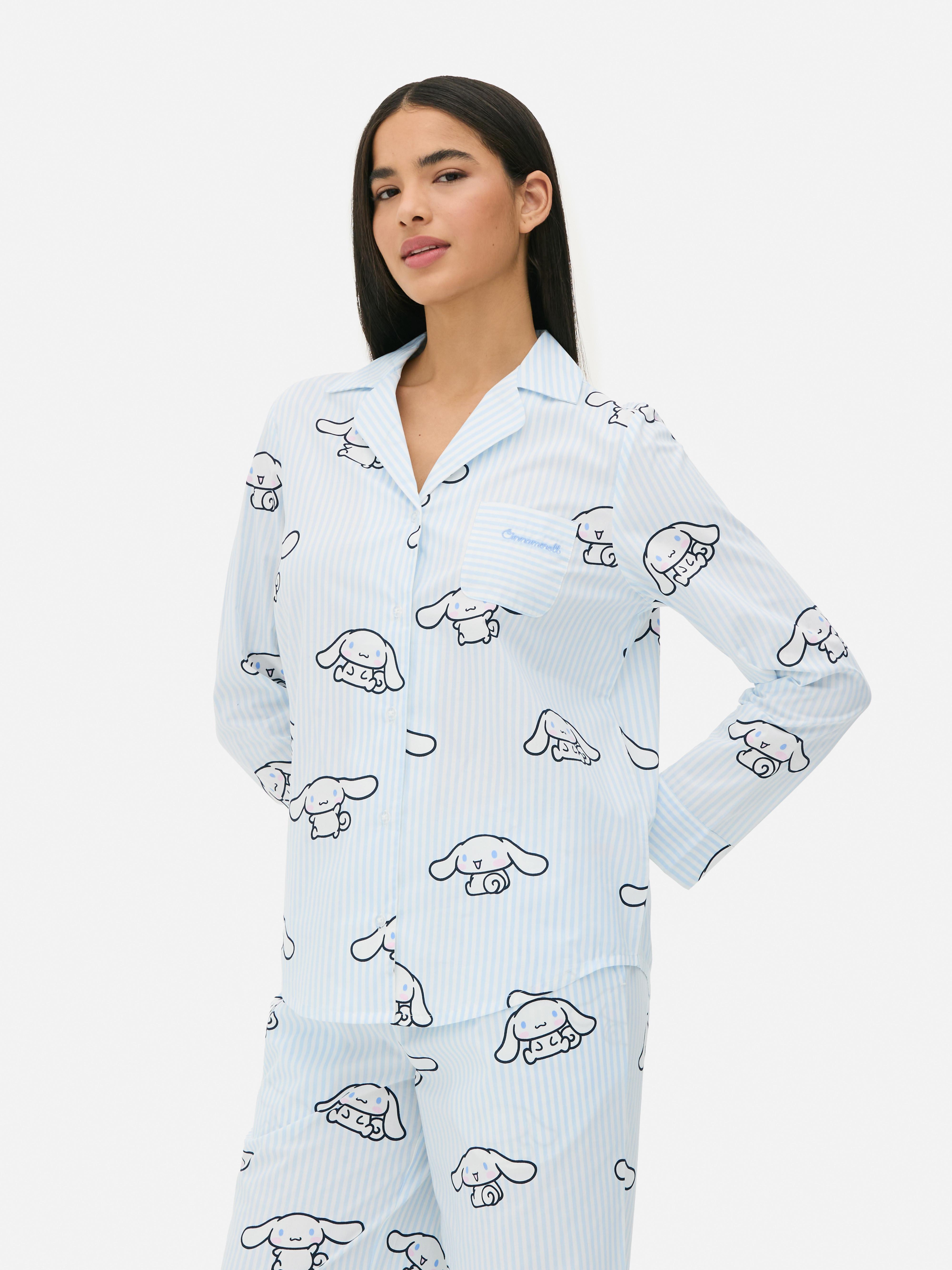 Tricou de pijama cu dungi Hello Kitty. Un tricou de pijama cu Cinnamoroll și Kitty White în rolurile principale.