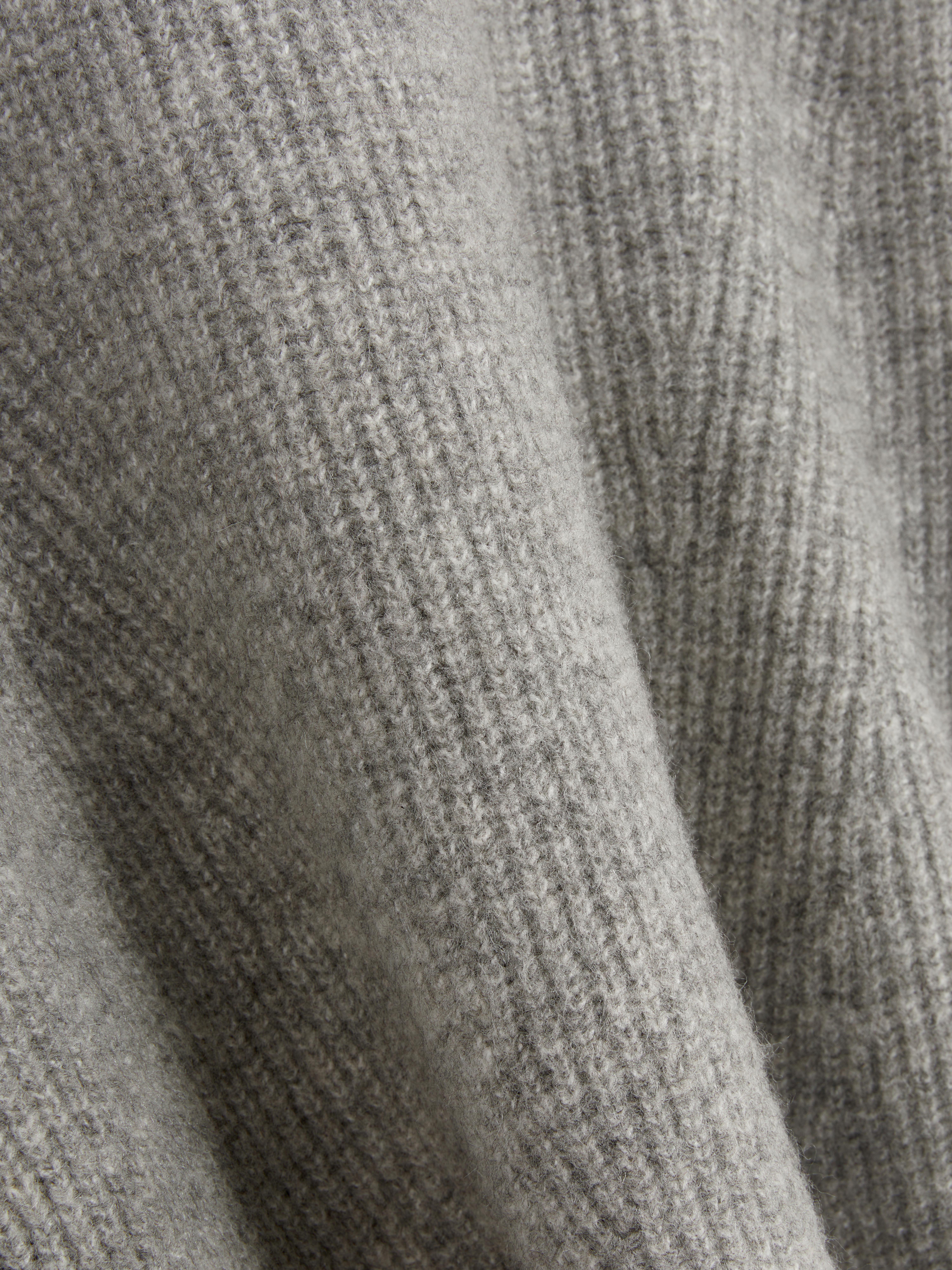 Αυτό το oversized ζιβάγκο με ριμπ ύφανση έχει χαμηλωμένα μανίκια
