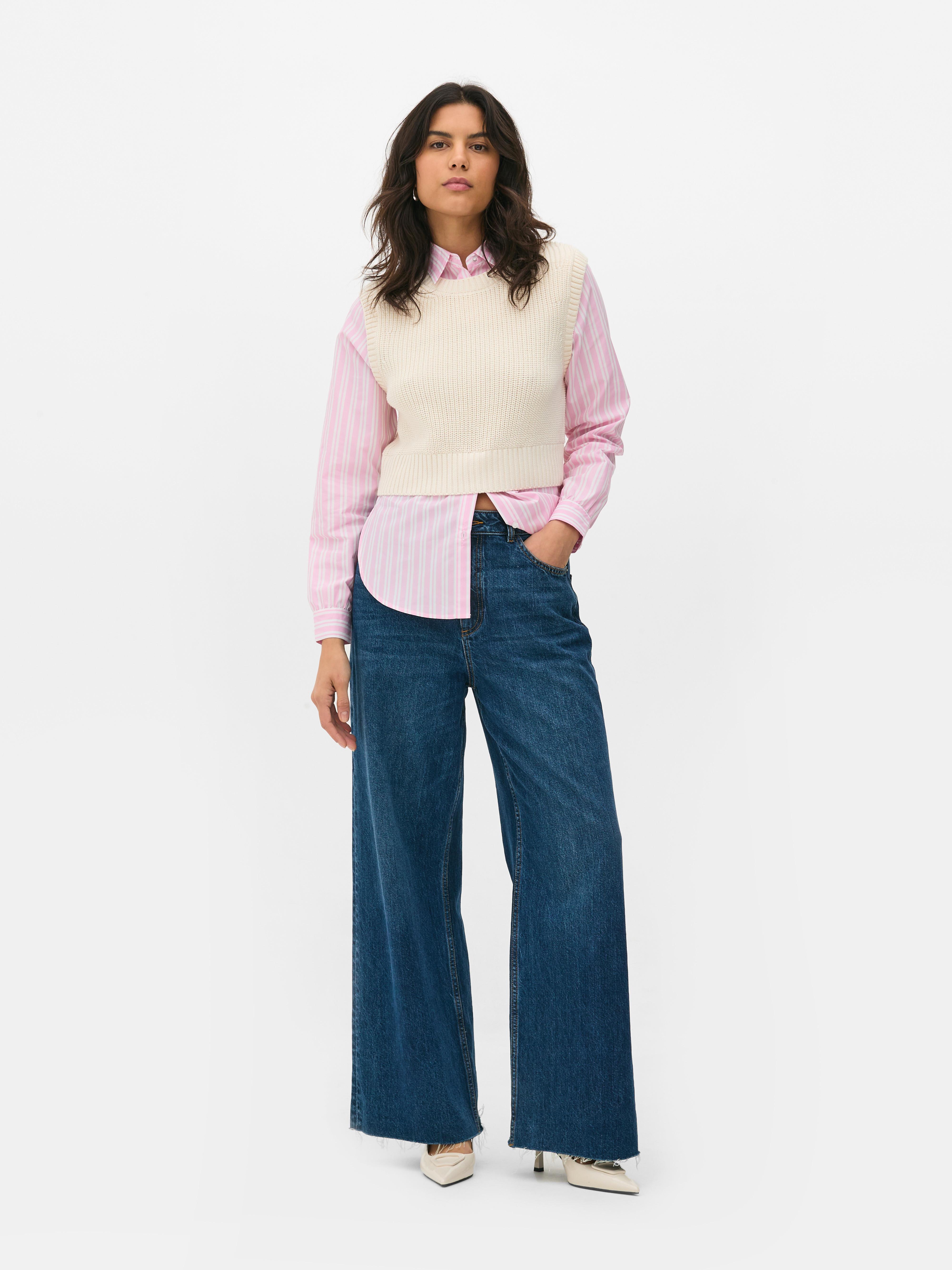 Cămașă și tricou 2 în 1. O cămașă cu dungi și un maiou cu nervuri într-o combinație elegantă.