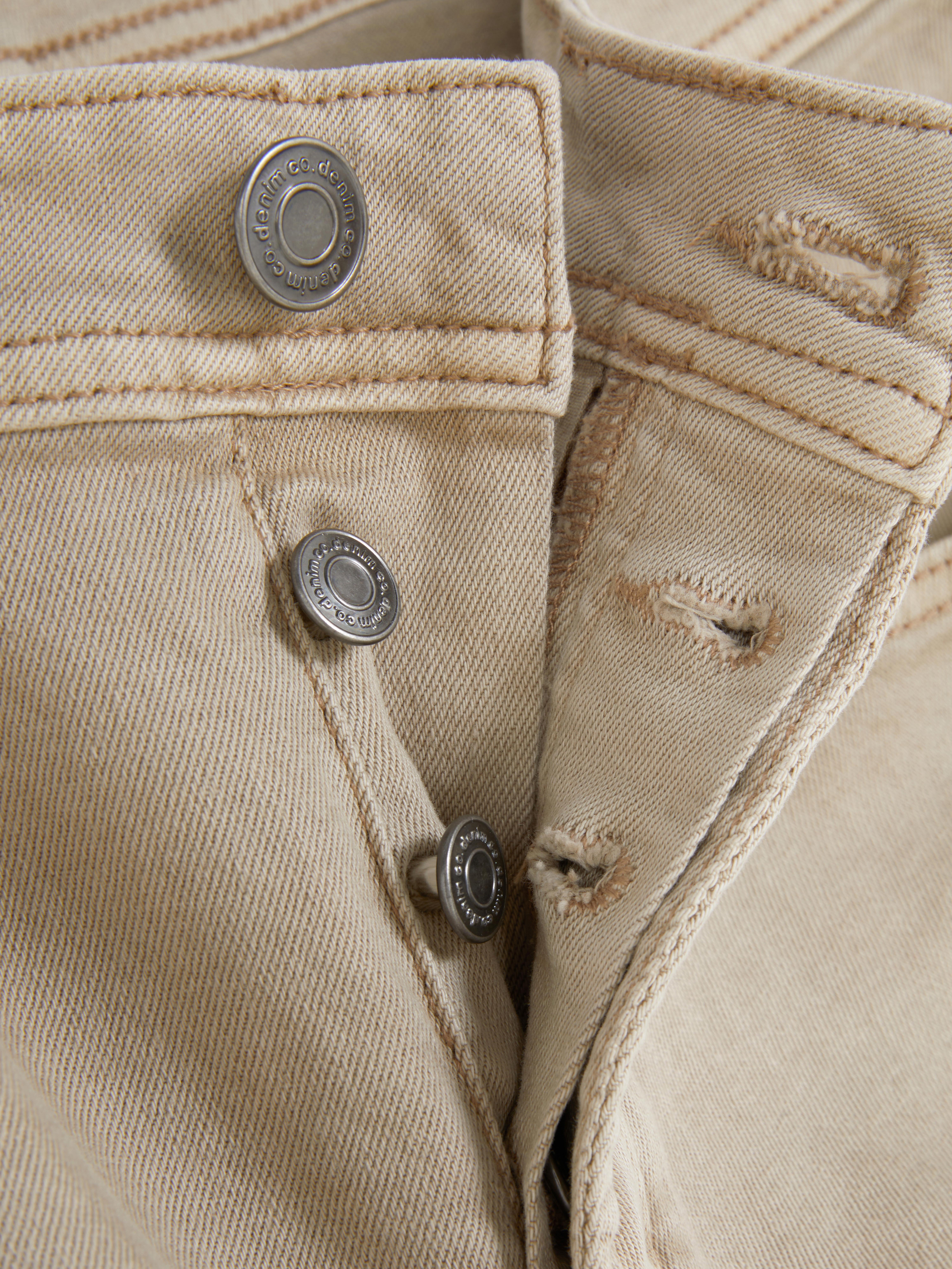 Gerade geschnittene Stretch-Jeans mit verdecktem Reißverschluss und fünf Taschen.