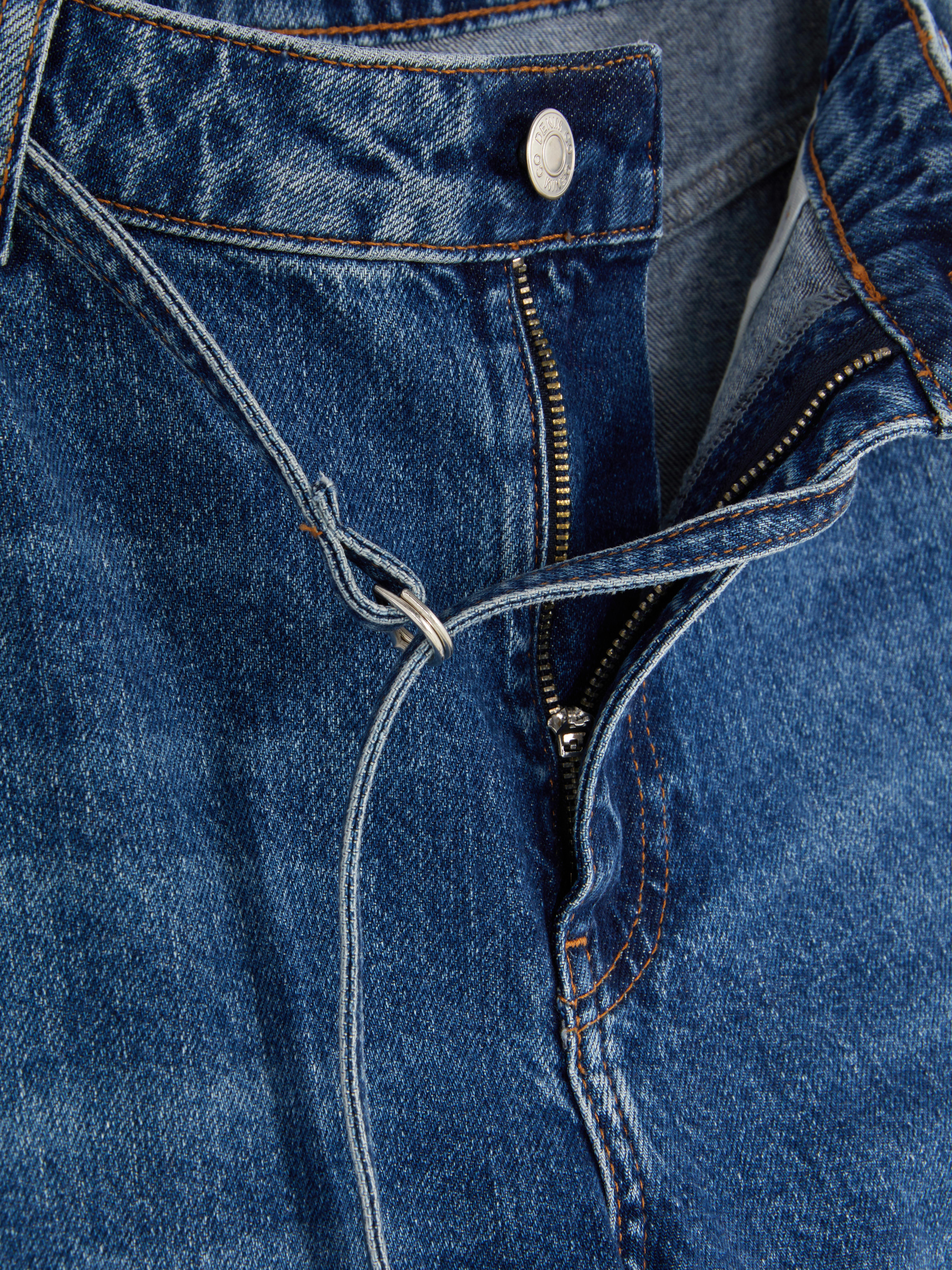 Blugi cu croială lată și curea cu inel D. Blugi din denim cu o siluetă lată și curea cu inel D.