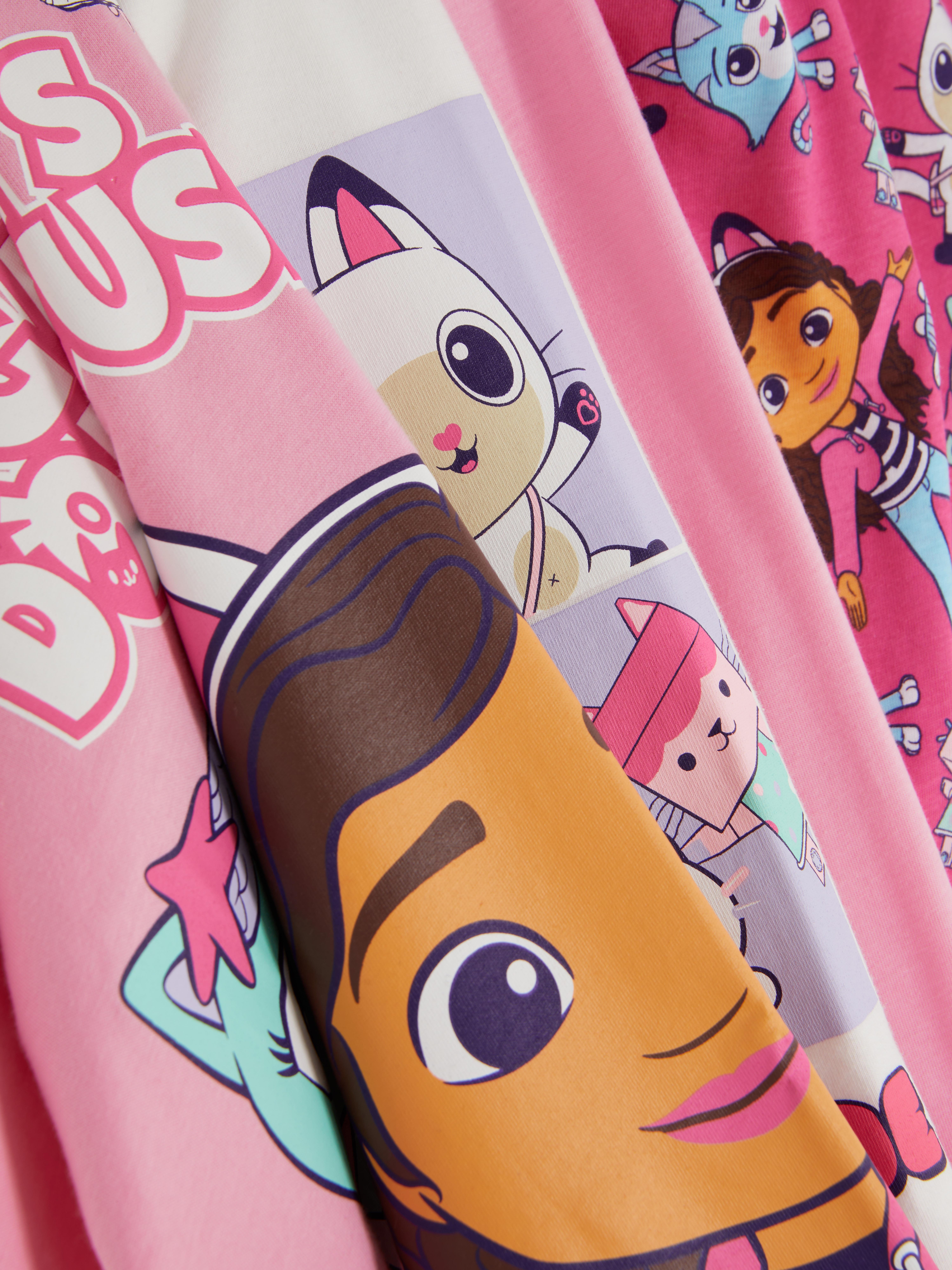 Pijamale Gabby's Dollhouse, set de 2 Două pijamale Gabby cu top cu mânecă lungă și pantaloni cu manșetă până la gleznă