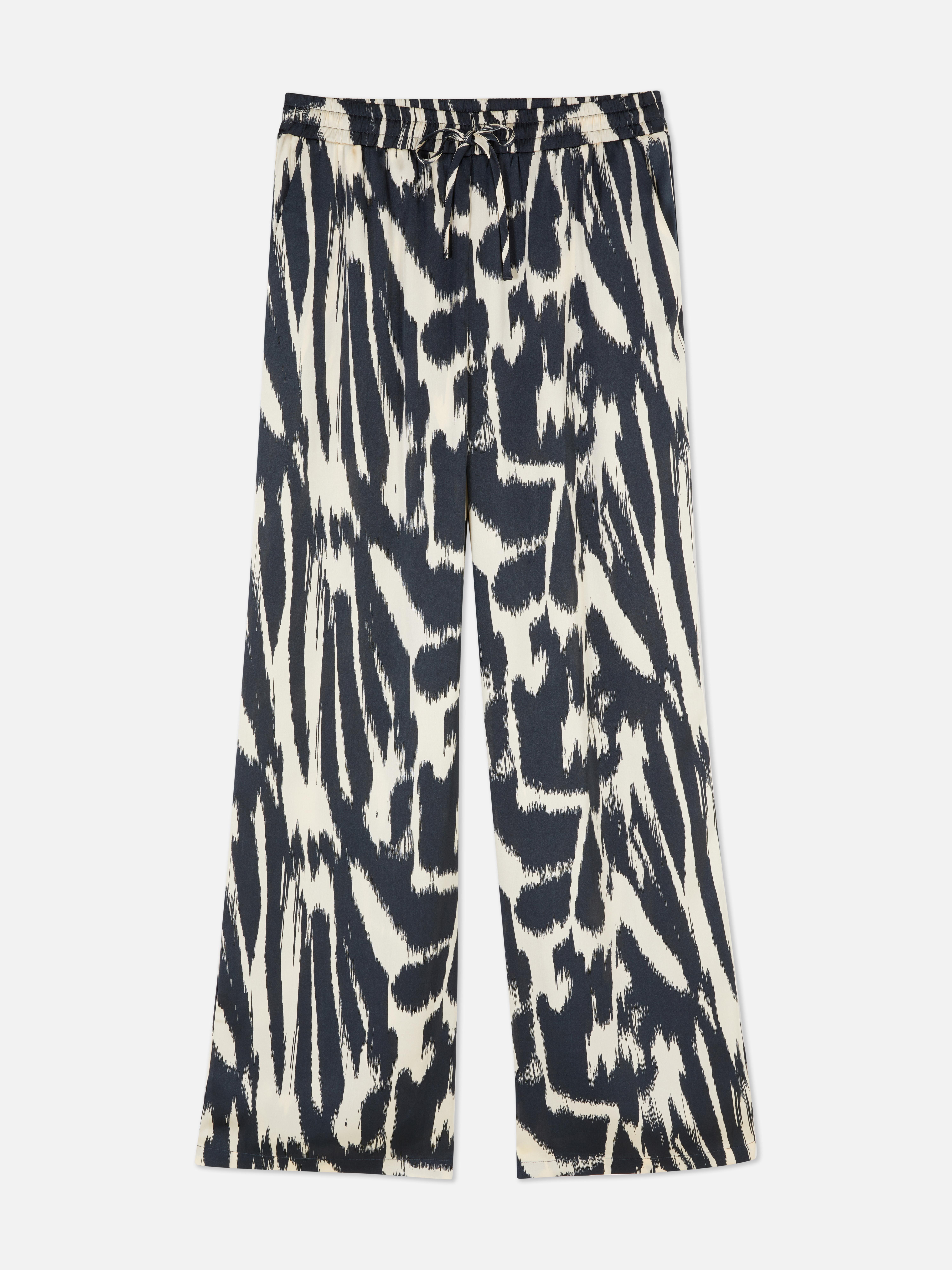 Pantalon imprimé assorti de la collection The Edit. Ce pantalon imprimé à jambes larges possède une taille élastiquée et un cordon de serrage.