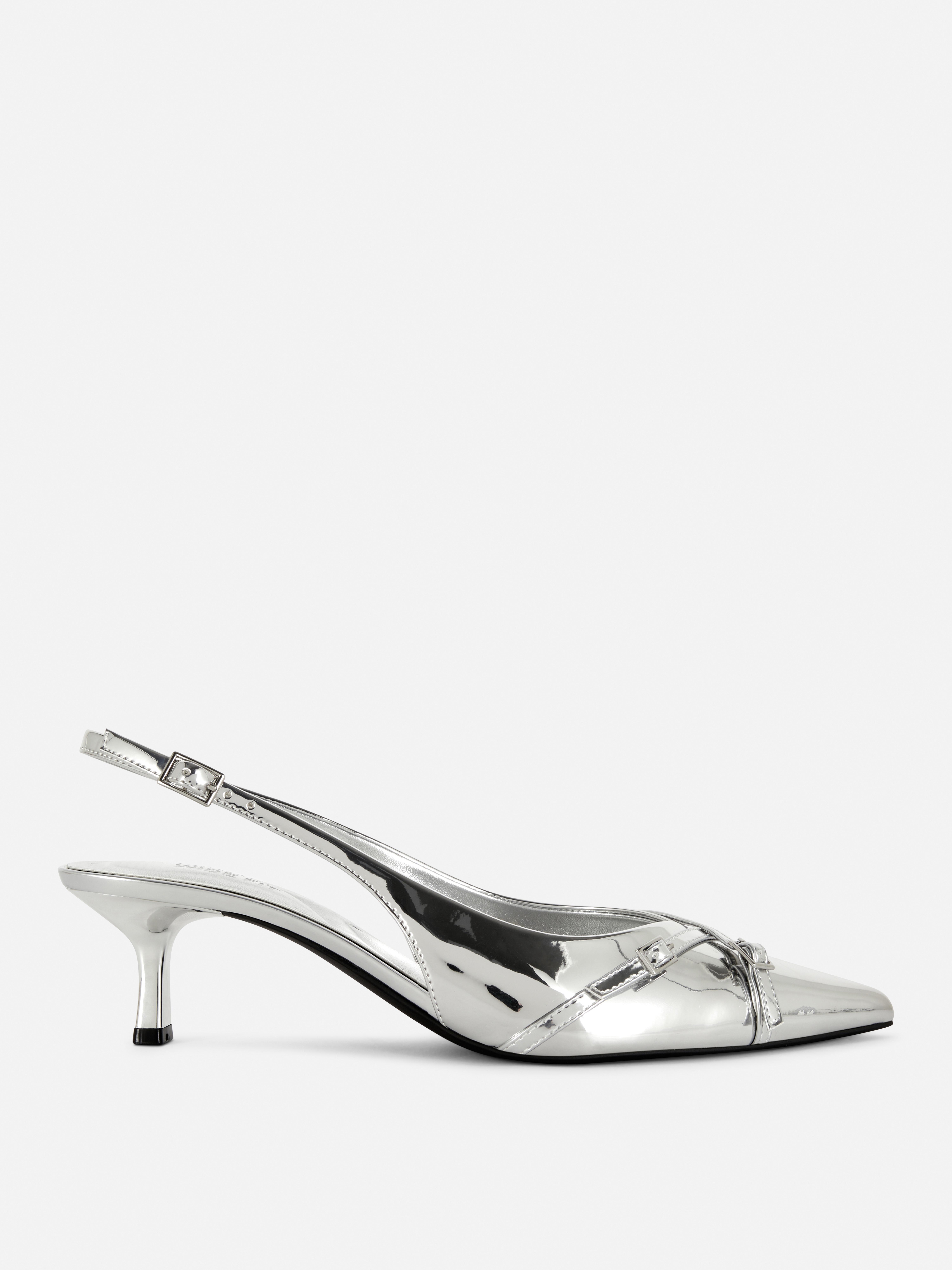 Pantofi cu vârf ascuțit și croială largă Pantofi cu vârf ascuțit, croială largă, design slingback și detalii cu cataramă