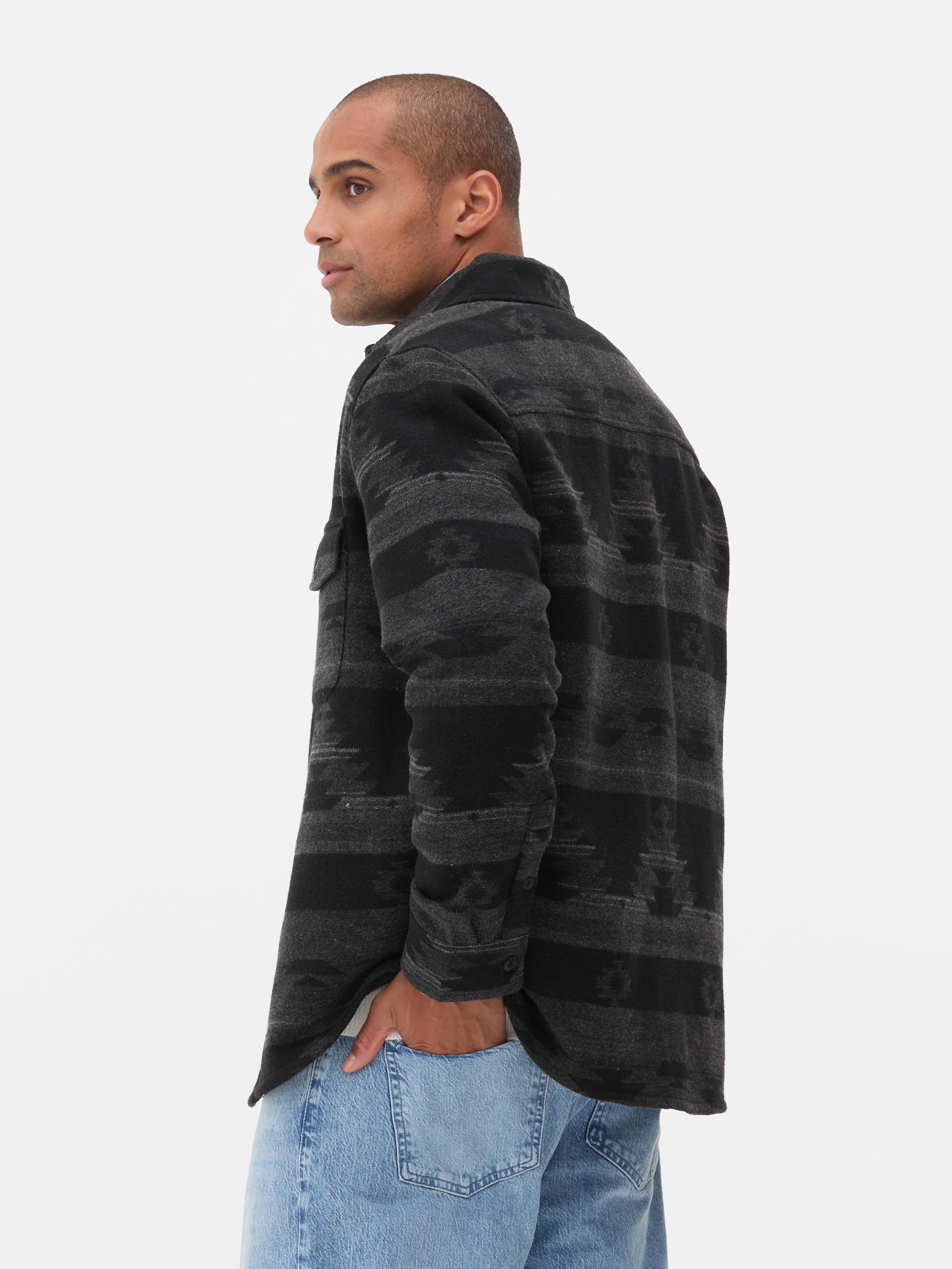 Tricou cu model geometric. Un tricou casual cu guler, două buzunare la piept și un model geometric integral.
