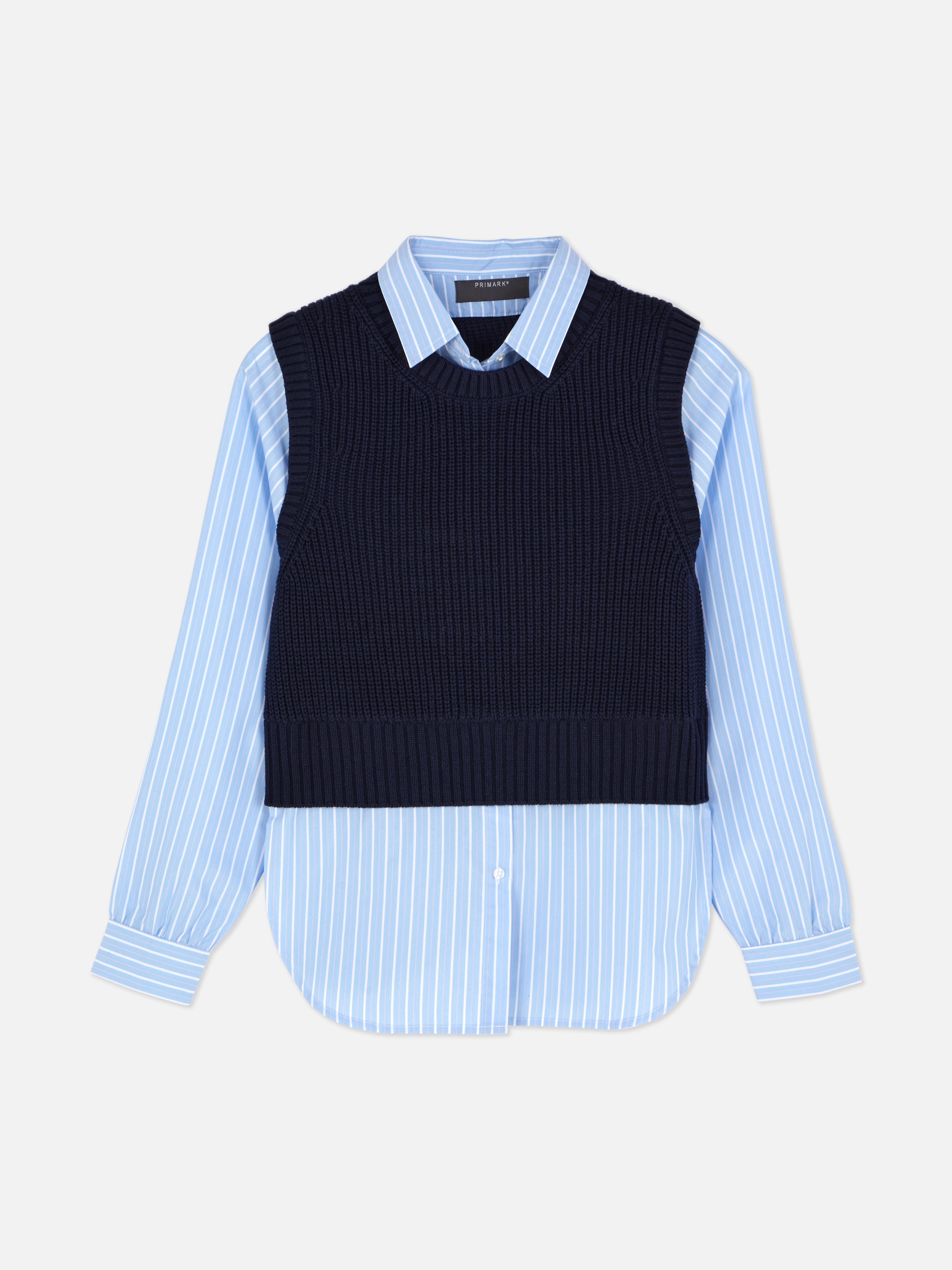 2-in-1-Hemd und -Top. Ein gestreiftes Hemd und ein geripptes Tanktop in einer stylischen Kombination.