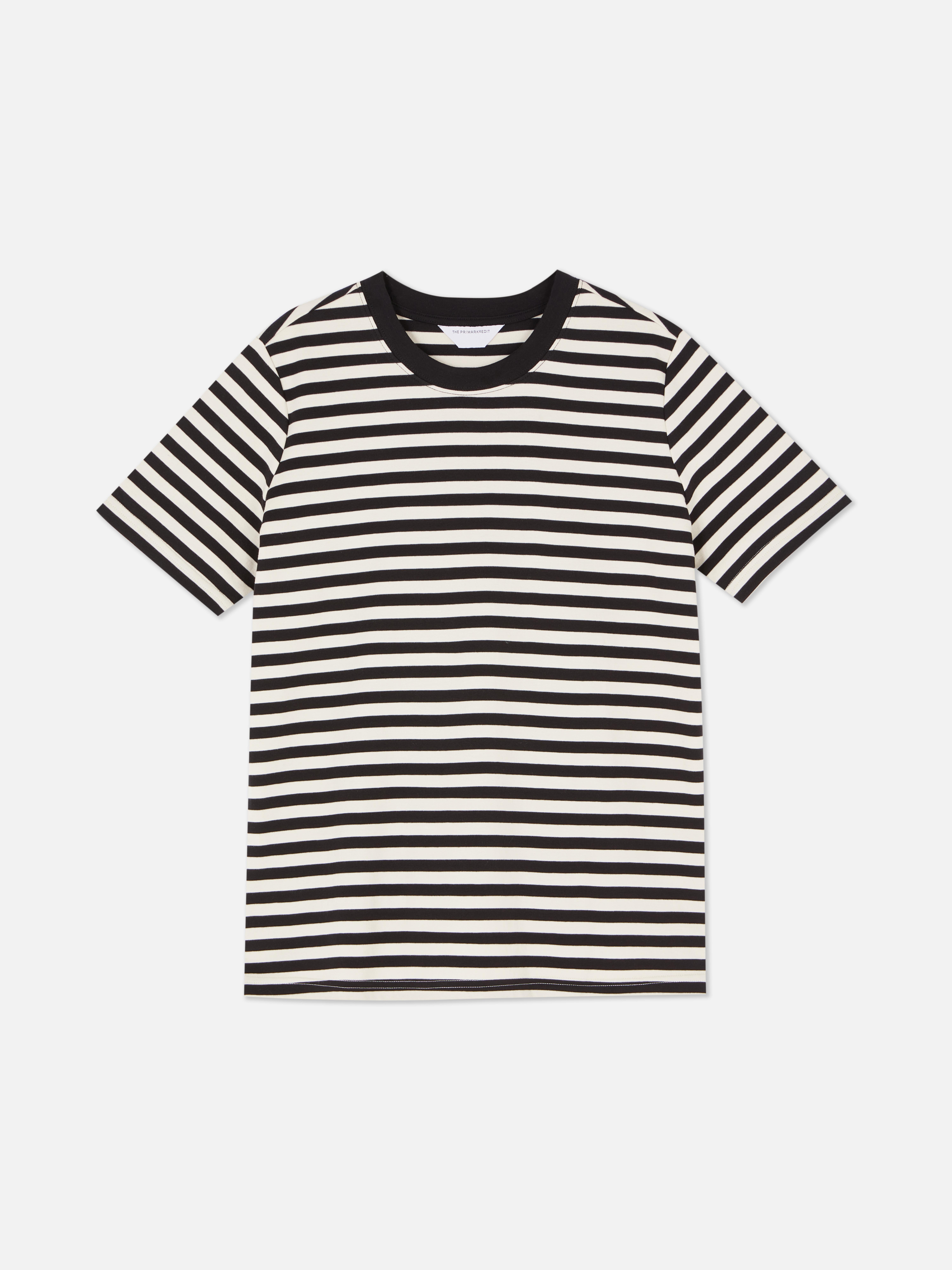 Tricou cu guler rotund Edit Un tricou atemporal cu guler rotund, mâneci scurte și croială lejeră