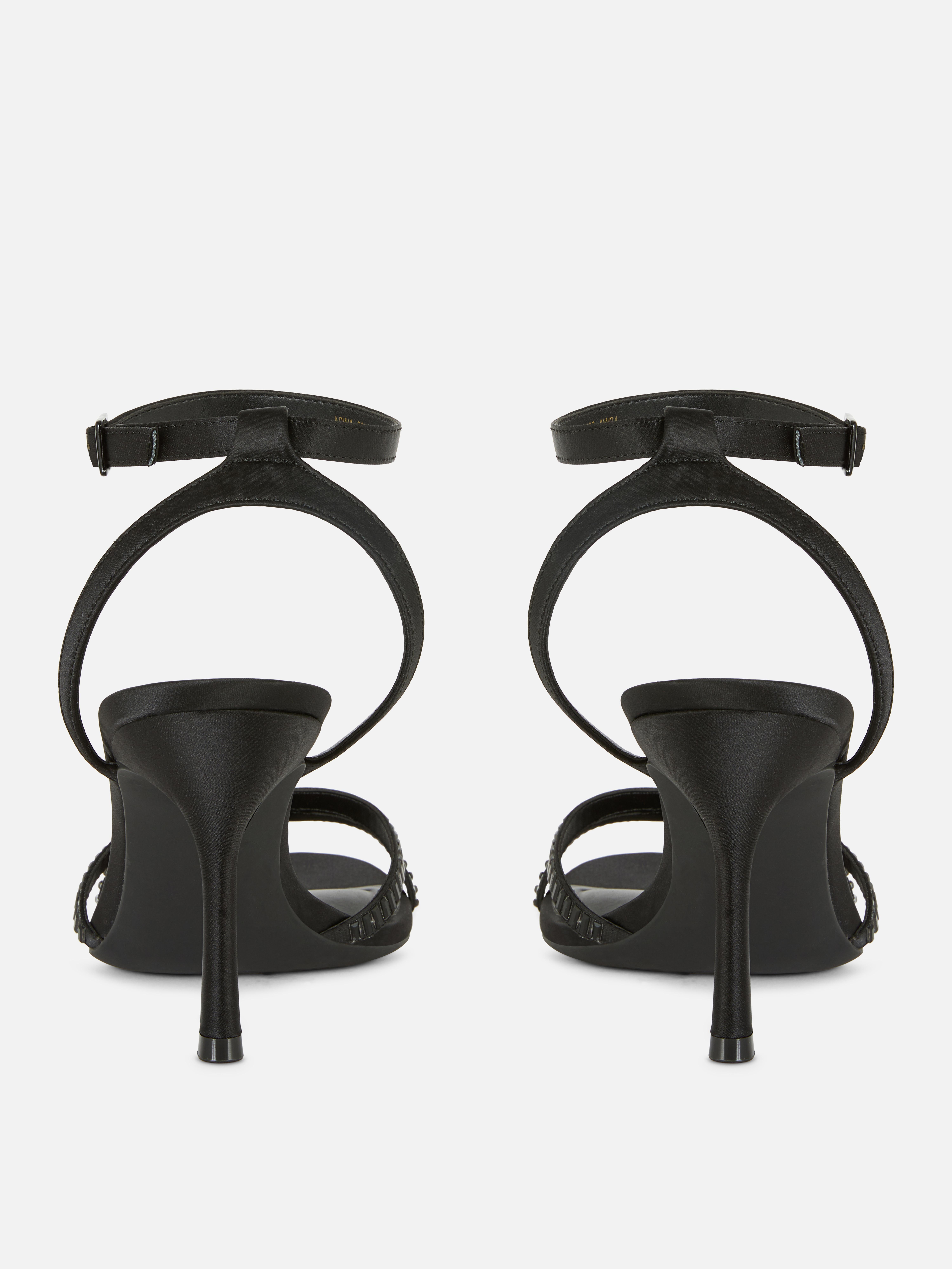Sandalen mit Strasssteinen und Absatz. High Heels mit Riemchen, Strassverzierungen und einem Knöchelriemen mit Schnalle.