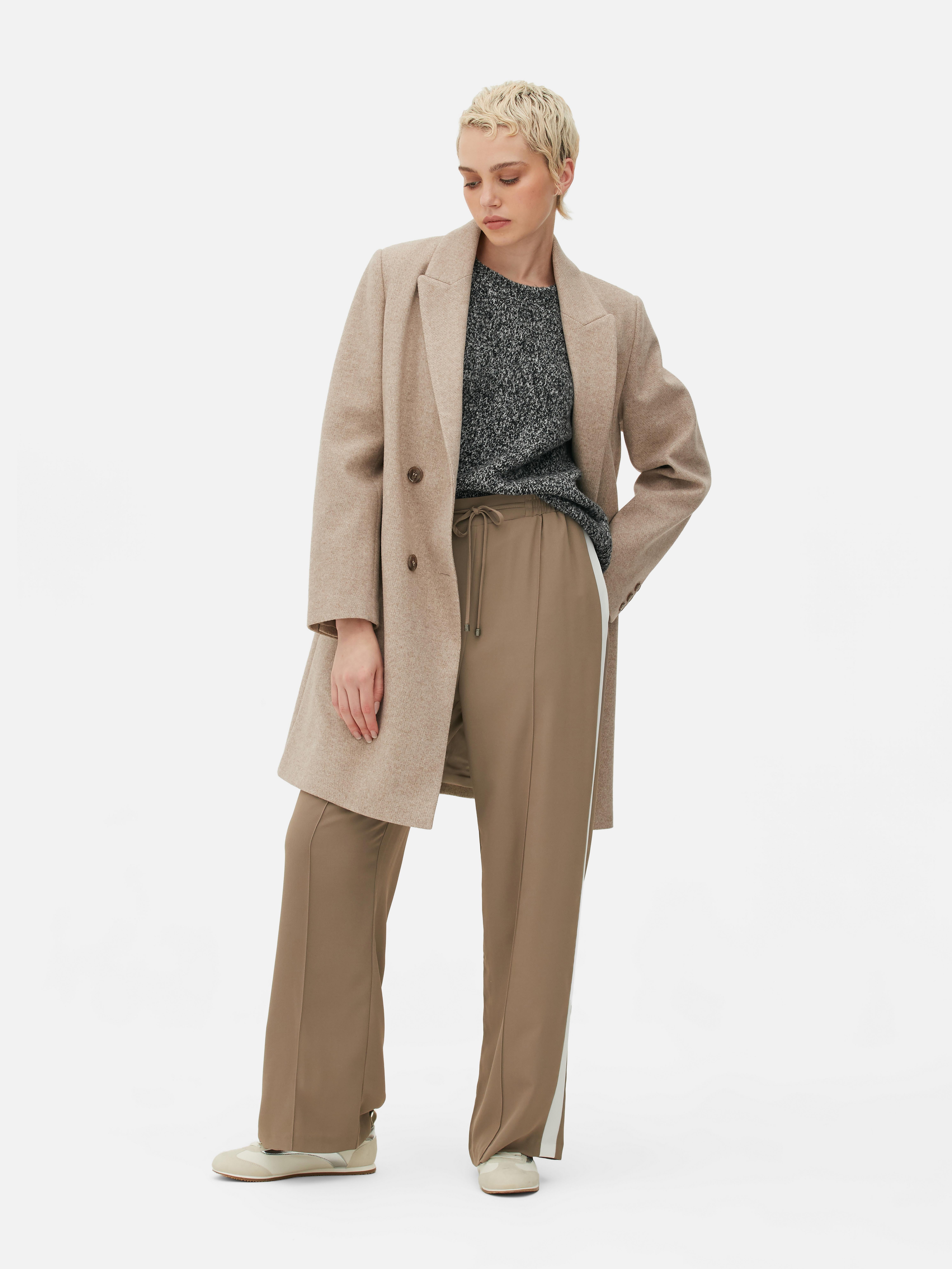 Manteau croisé en sergé. Ce manteau croisé en sergé, à la coupe moderne et aux revers crantés, est parfait pour un look décontracté ou élégant.