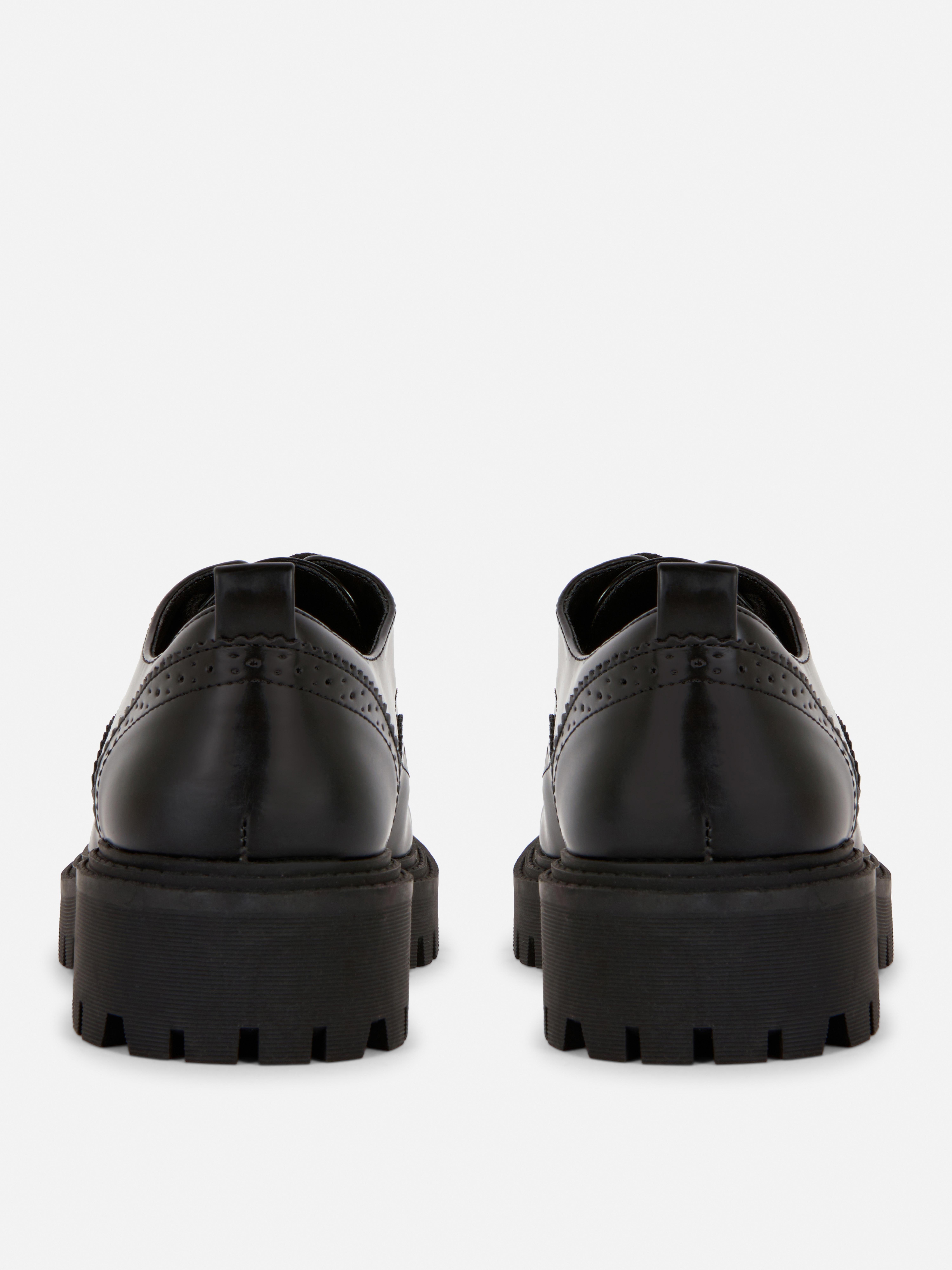 Pantofi robusti cu șireturi Dați-vă colecției de pantofi un plus de stil cu pantofii noștri robusti cu șireturi, într-o culoare neagră atemporală