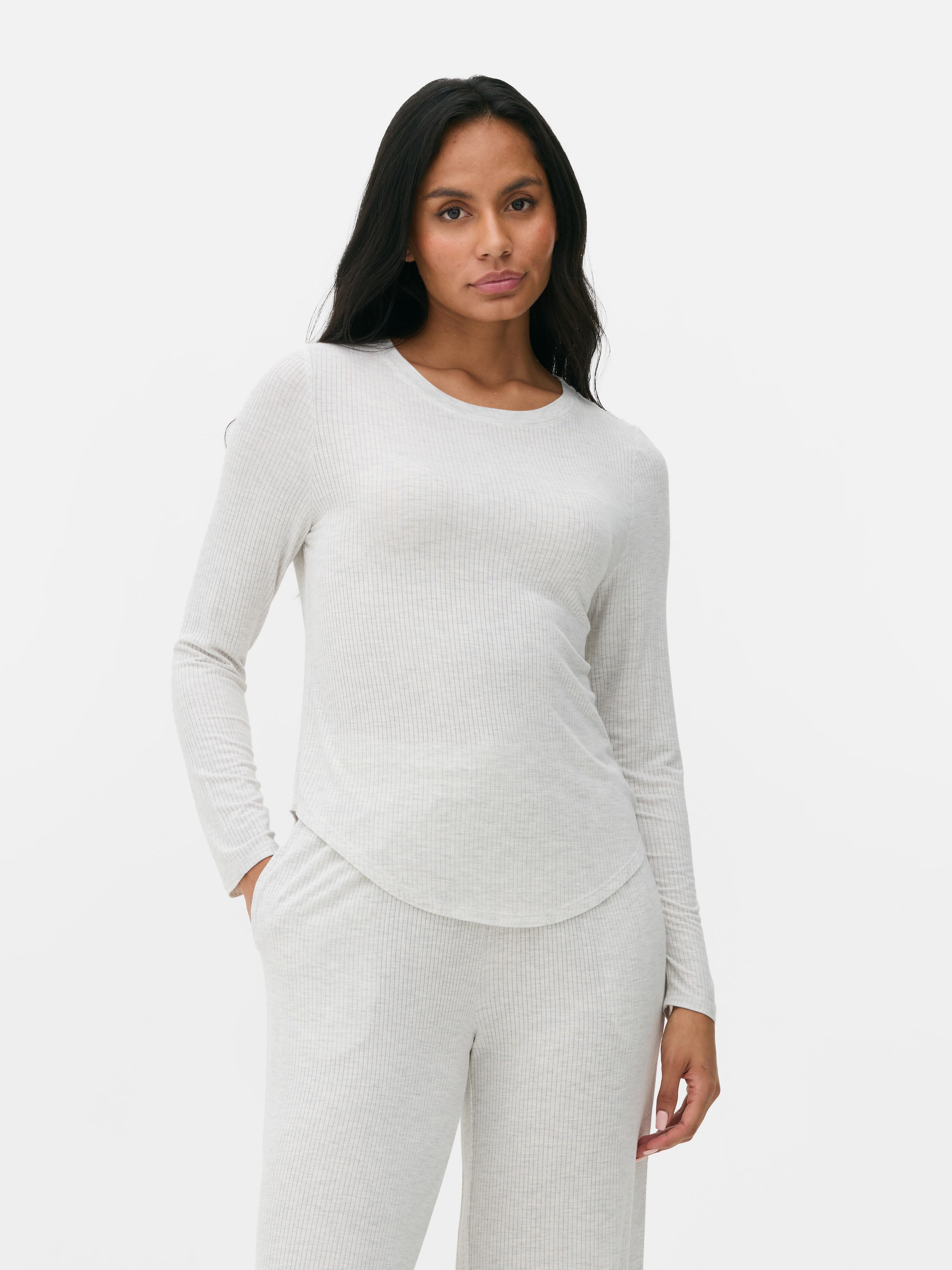 Top de pijama cu mânecă lungă, cu nervuri. Un top de pijama confortabil cu mânecă lungă, pentru relaxare sau dormit.