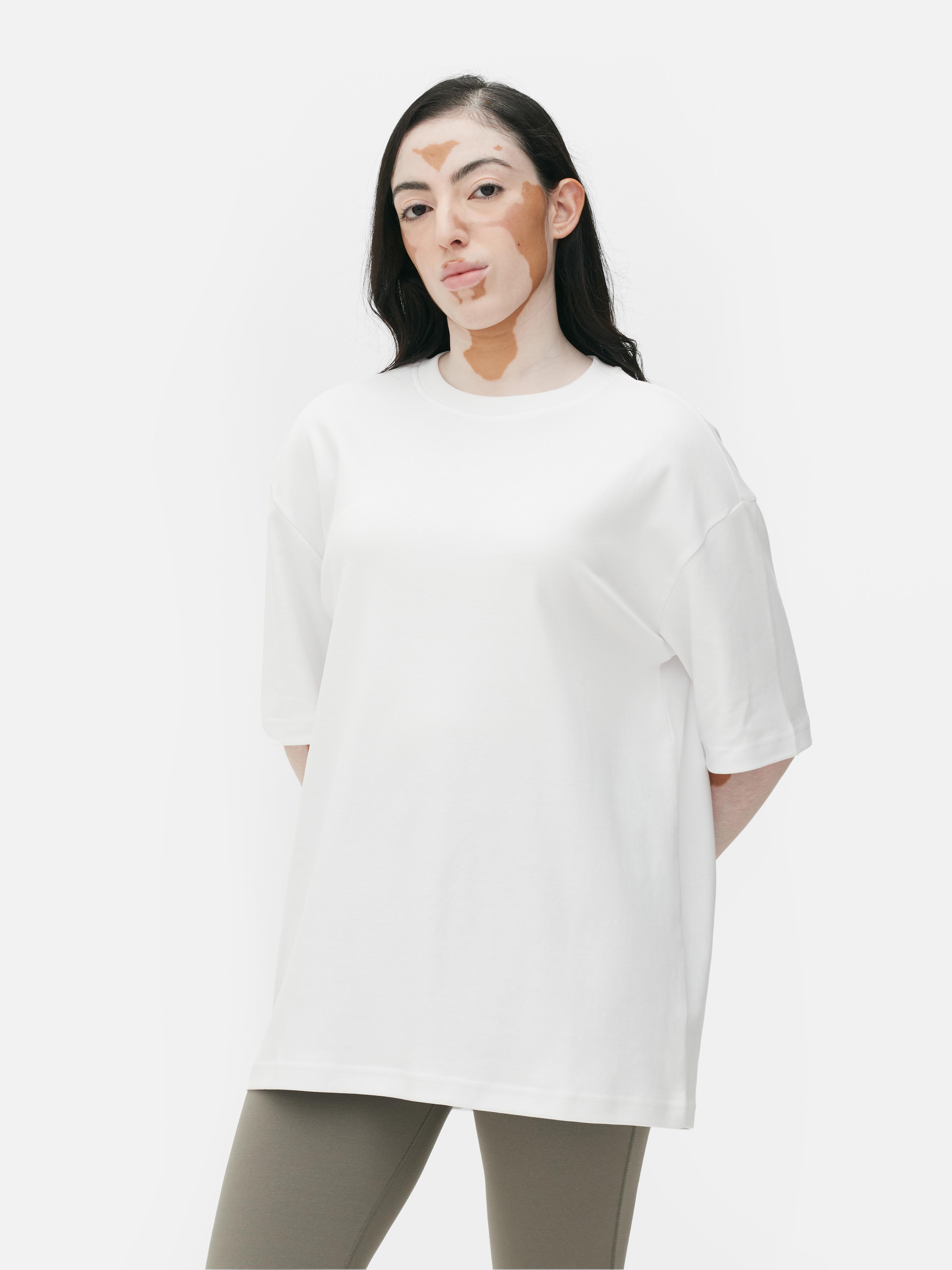 Tricou supradimensionat esențial din jerseu. Este tricoul clasic de zi cu zi, dar frumos și spațios.