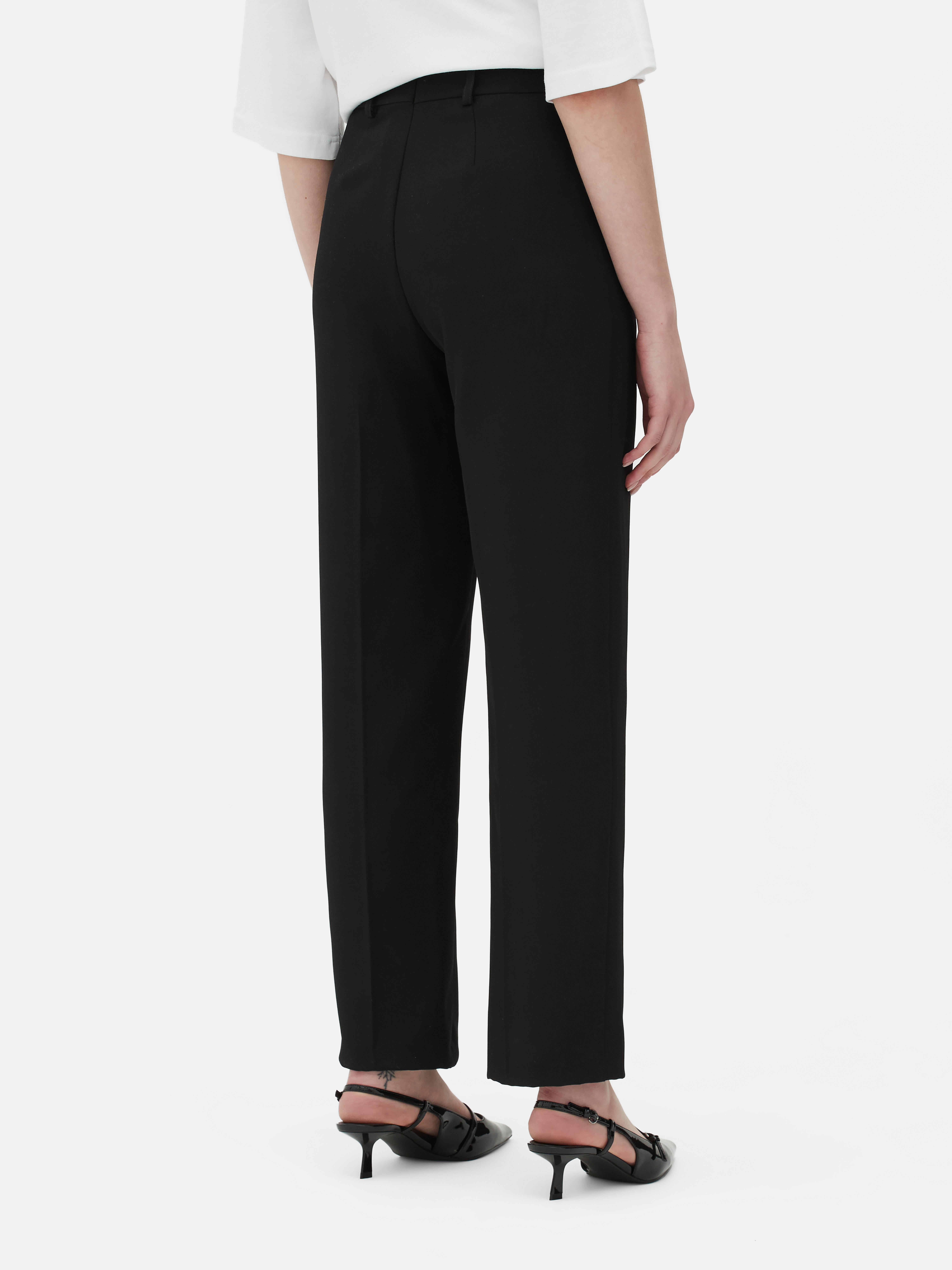 Passende Hose mit geradem Bein. Eine minimalistische Hose mit Bundfalten, geradem Schnitt und neutraler Farbe.