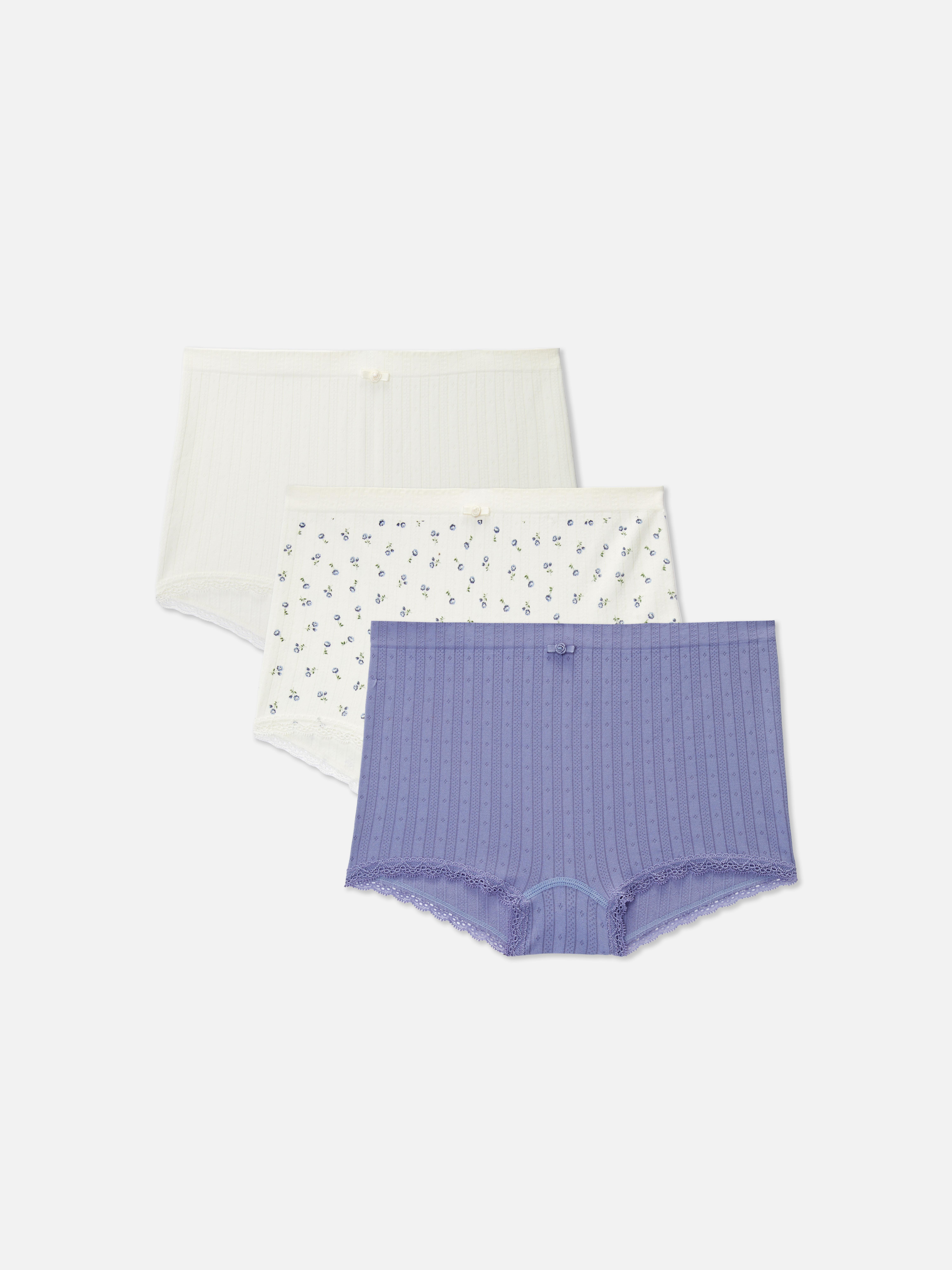 Pantaloni scurți cu talie înaltă și modele ajurate, set de 3. Trei pantaloni scurți cu modele diferite.
