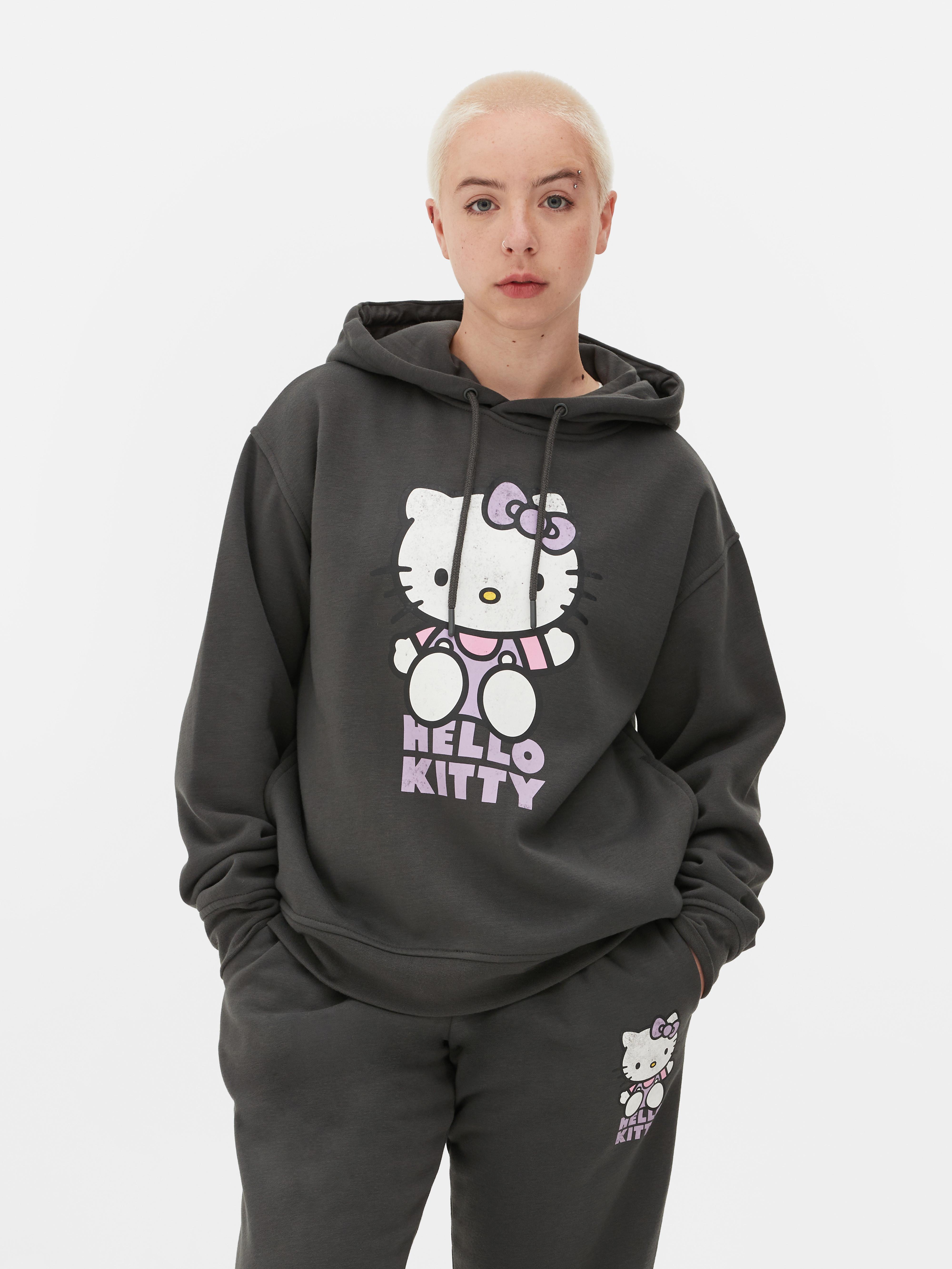 Ασορτί φούτερ με κουκούλα με τον χαρακτήρα Hello Kitty. Ένα φαρδύ φούτερ Hello Kitty με τύπωμα χαρακτήρα.