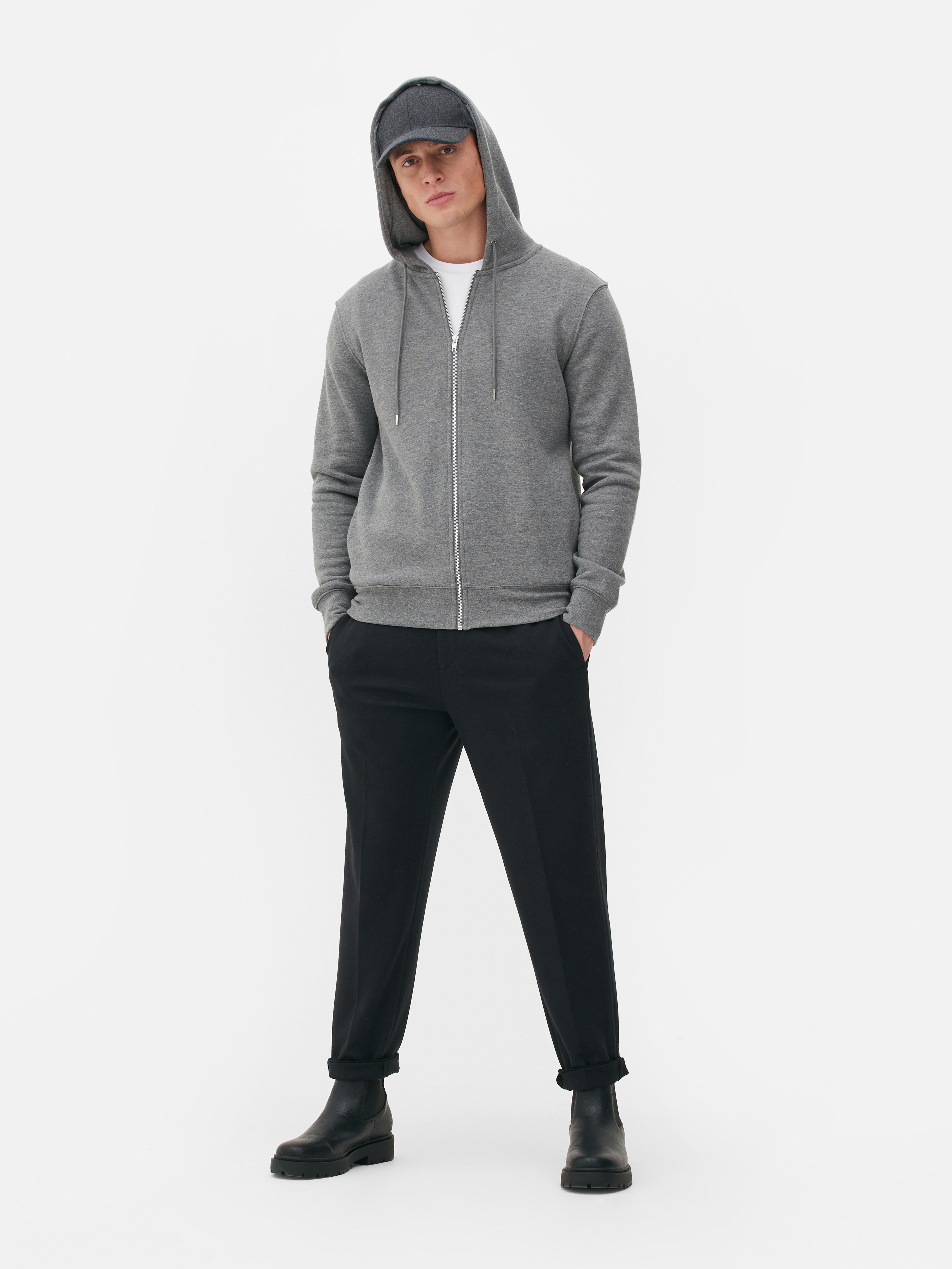 Felpa basic con cerniera lunga. Il capo perfetto per completare ogni outfit? Senza dubbio questa felpa intramontabile!