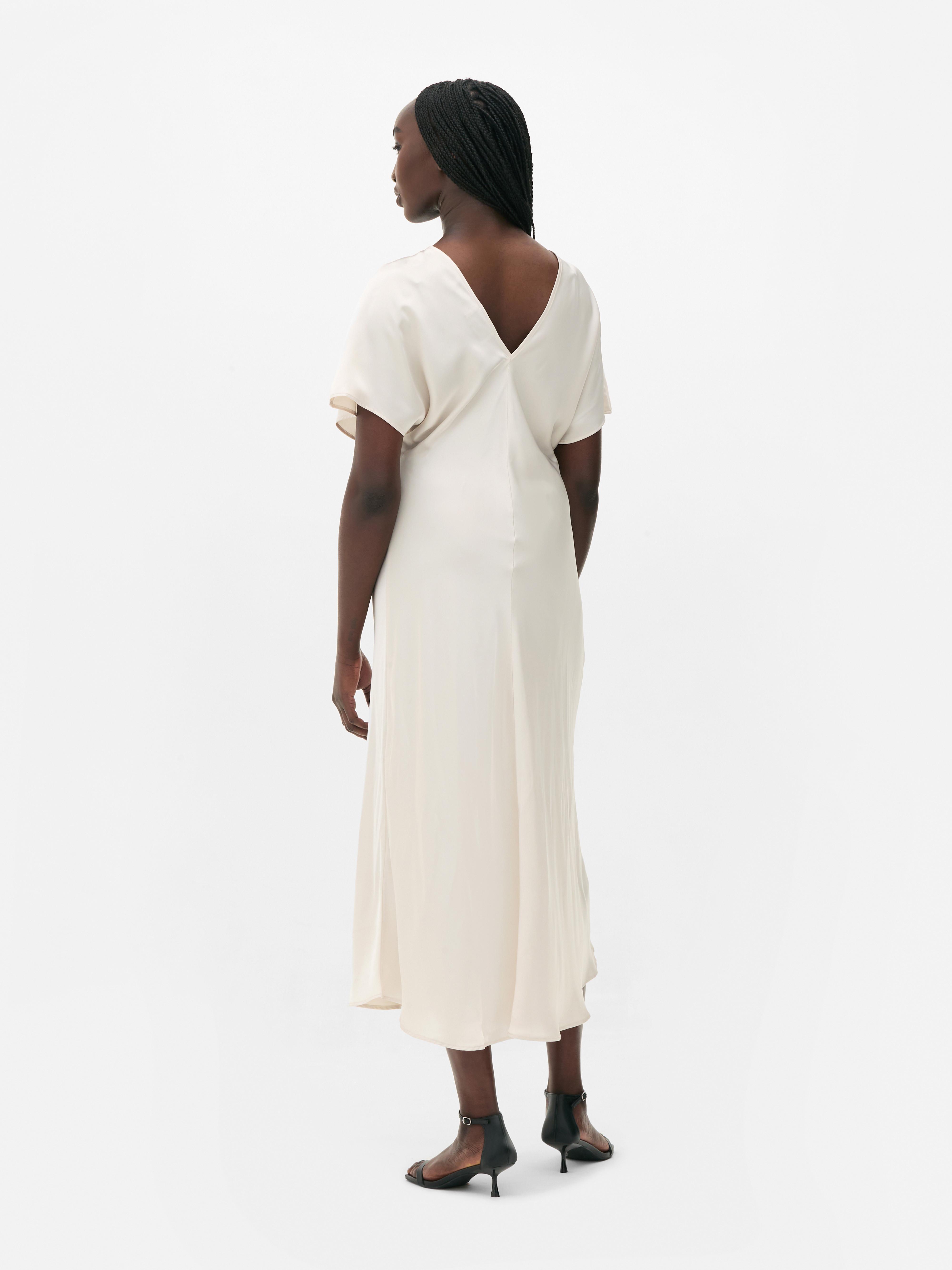 Rochie midi The Edit O rochie elegantă cu mâneci scurte și o croială oblică flatantă