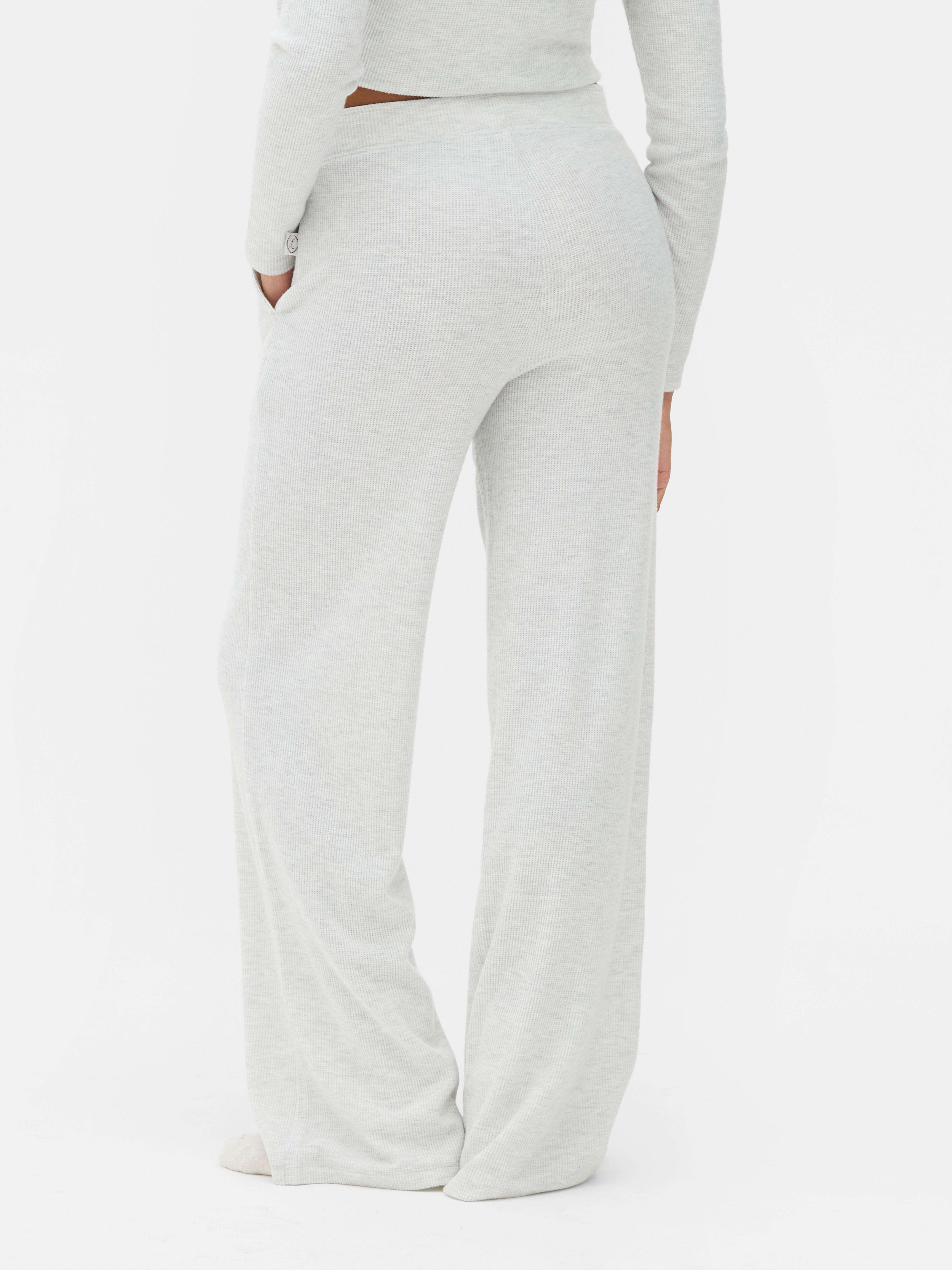 Pantaloni de pijama cu textură waffle și model vată. Optează pentru o siluetă casual elegantă și atemporală cu acești pantaloni de pijama cu textură waffle.