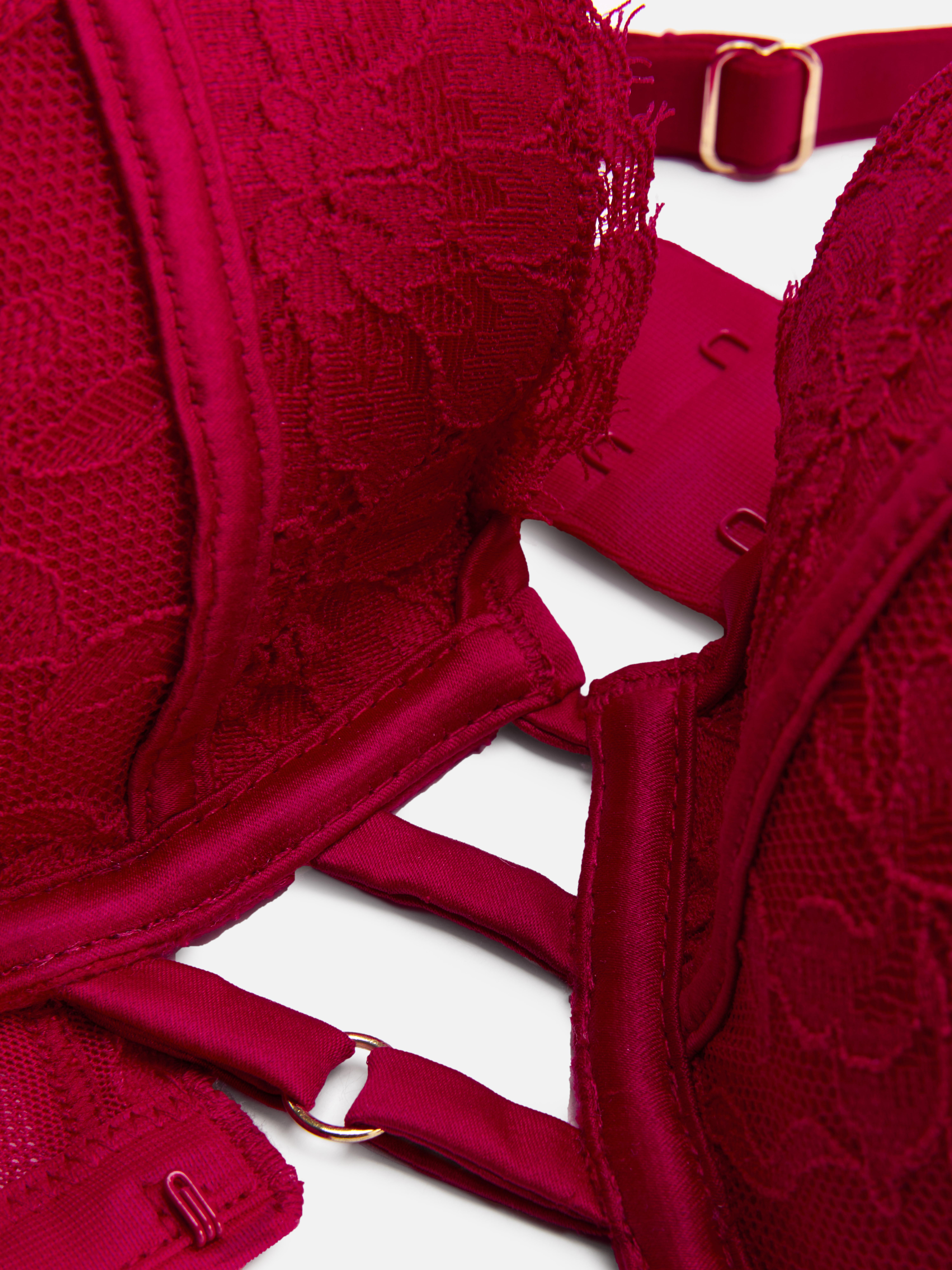 Reggiseno imbottito in pizzo, coppa DH. Questo elegante reggiseno imbottito in pizzo con spalline sopra la coppa dona sicurezza.