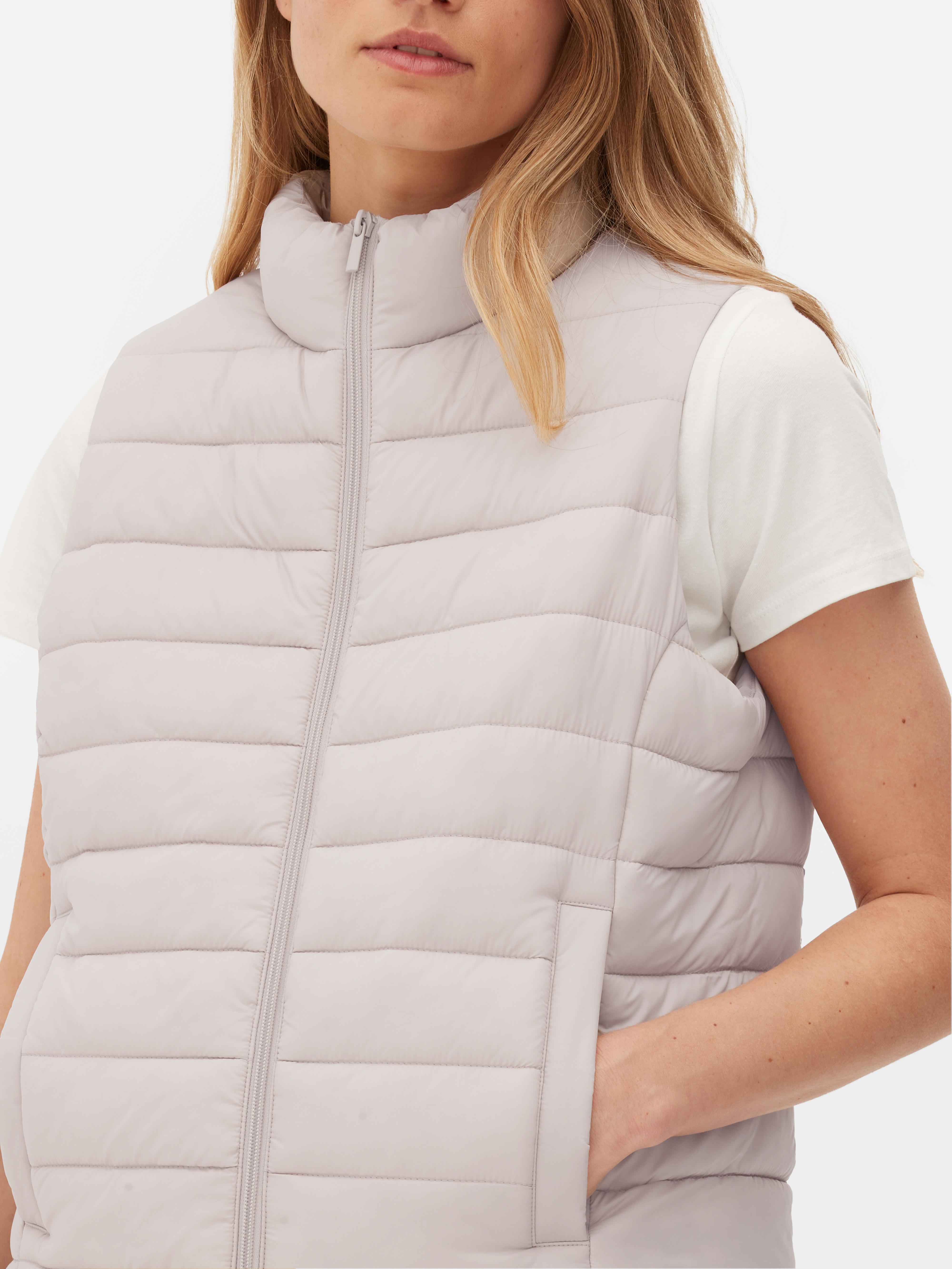 Vest med ståkrage. Denne vesten tilbyr et lett og varmt lag for den kommende høsten og tiden fremover.