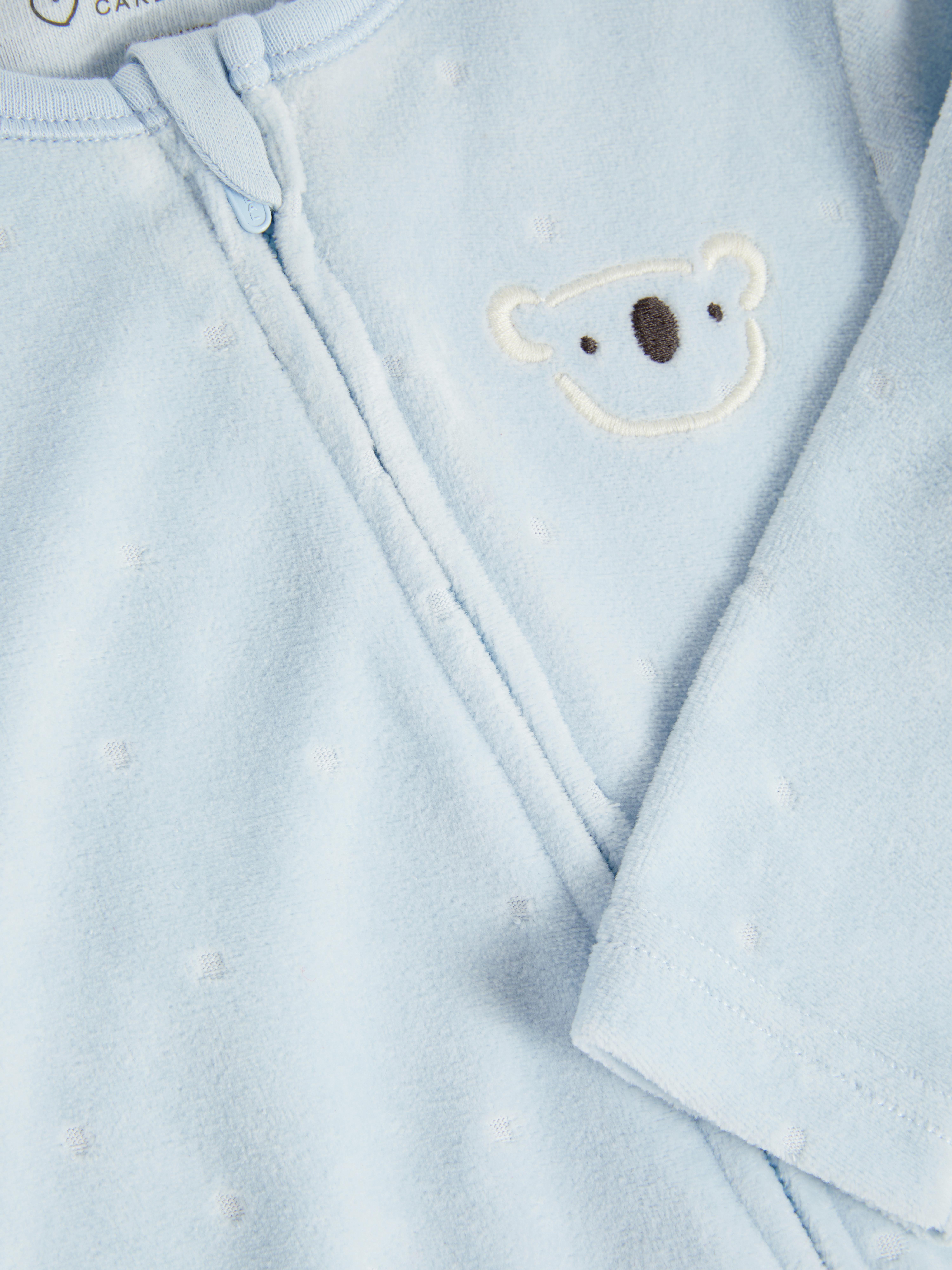 Pijama din velur cu model de ursuleț Pijama din velur cu fermoar frontal lung, detalii brodate și piciorușe