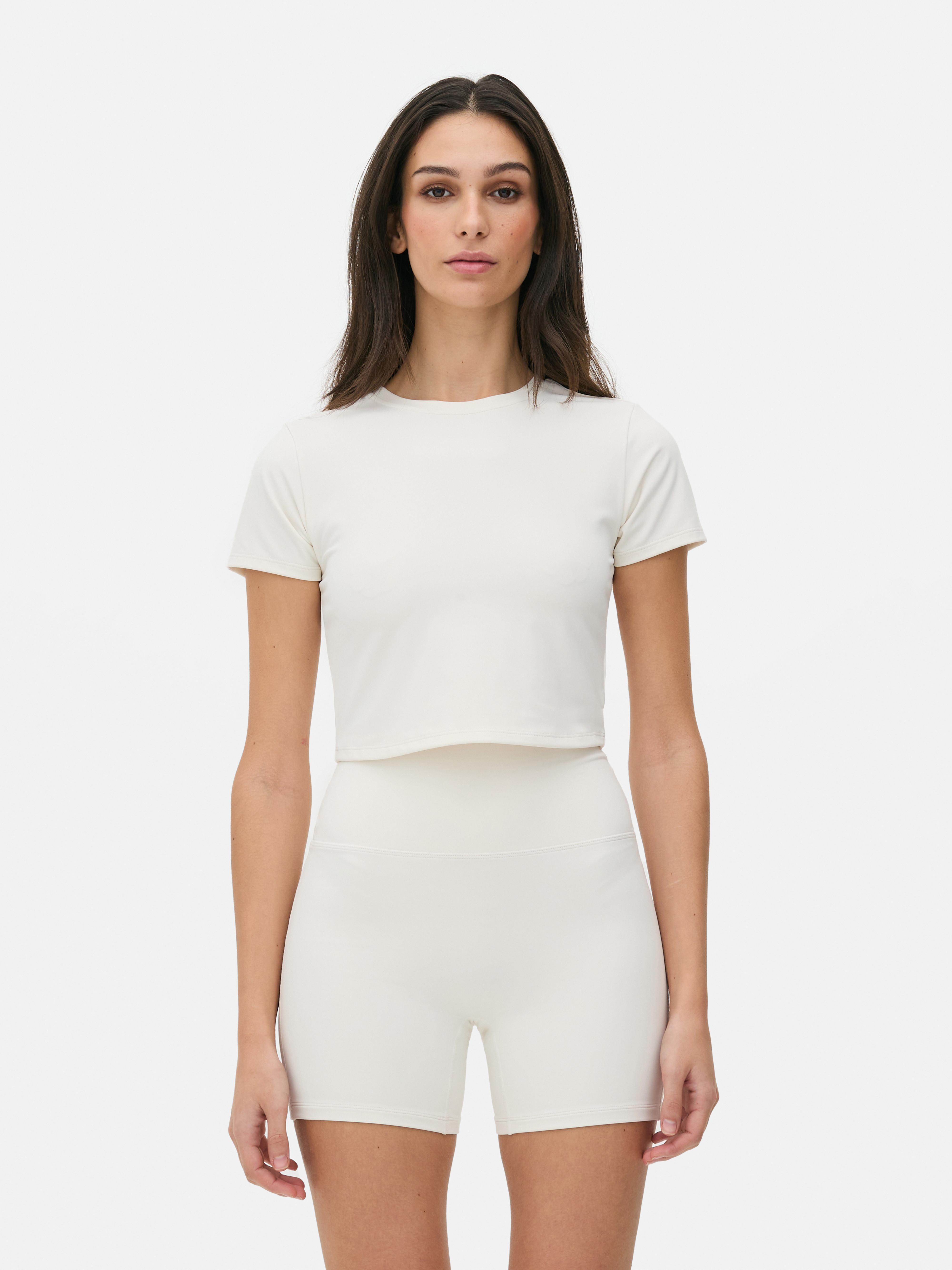 Top scurt moale, cu aspect untos Un top scurt moale, cu aspect untos, extra elastic și mâneci scurte