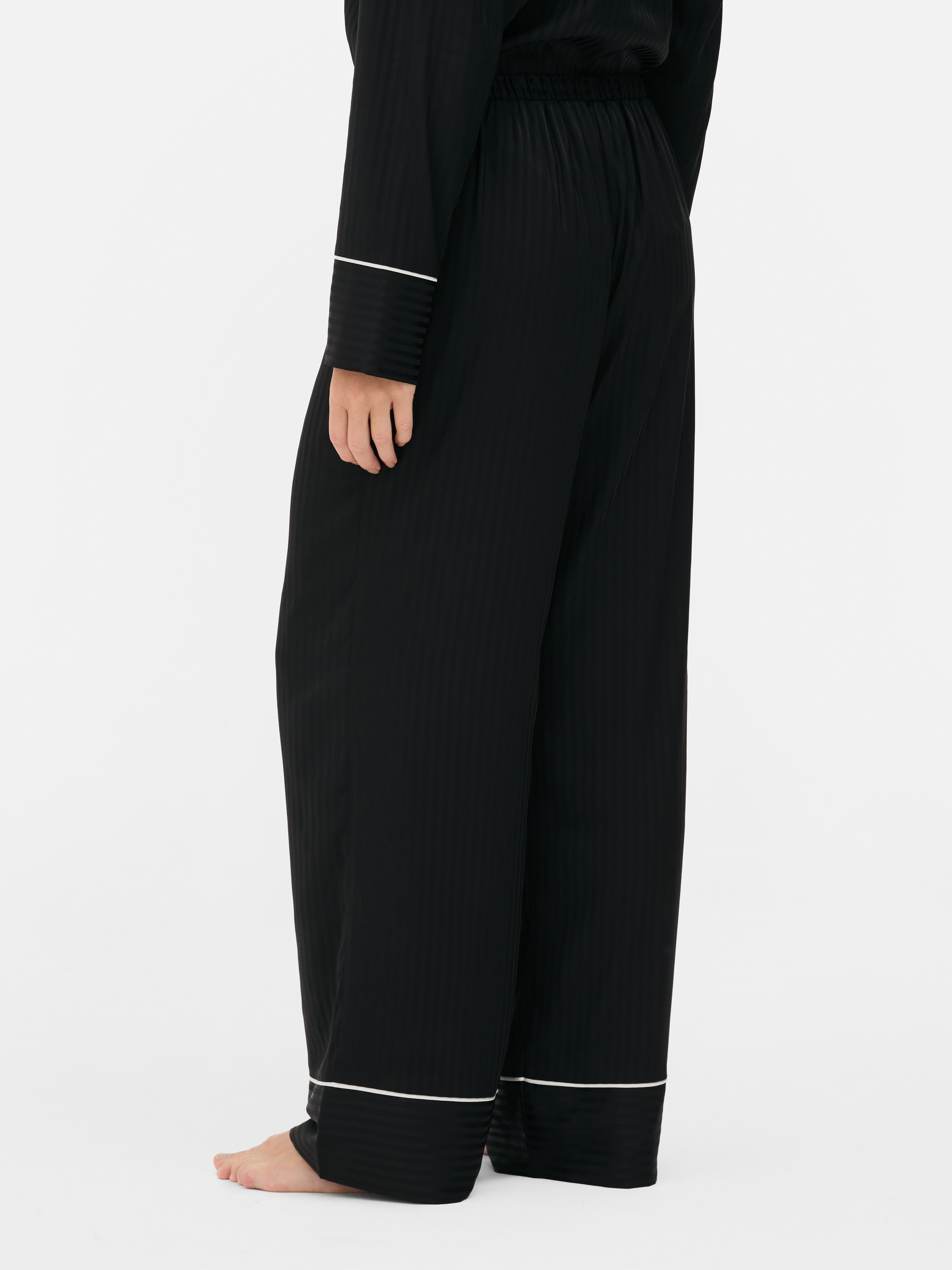 Pantaloni de pijama asortați cu garnitură contrastantă. Pantaloni de pijama cu croială largă și garnitură contrastantă.