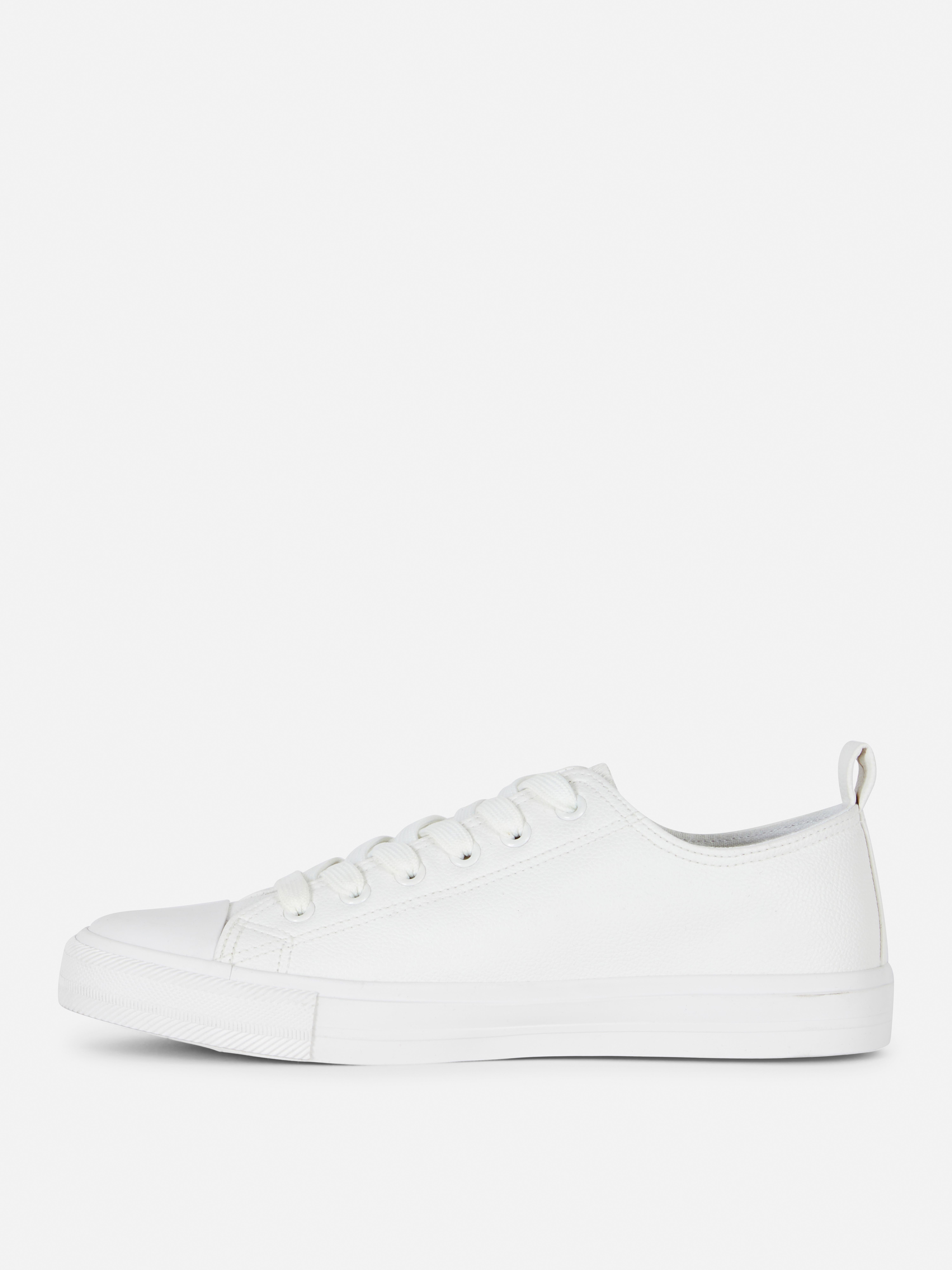 Sneakers basse in similpelle. Scegli uno stile skate completo con queste sneakers in similpelle.