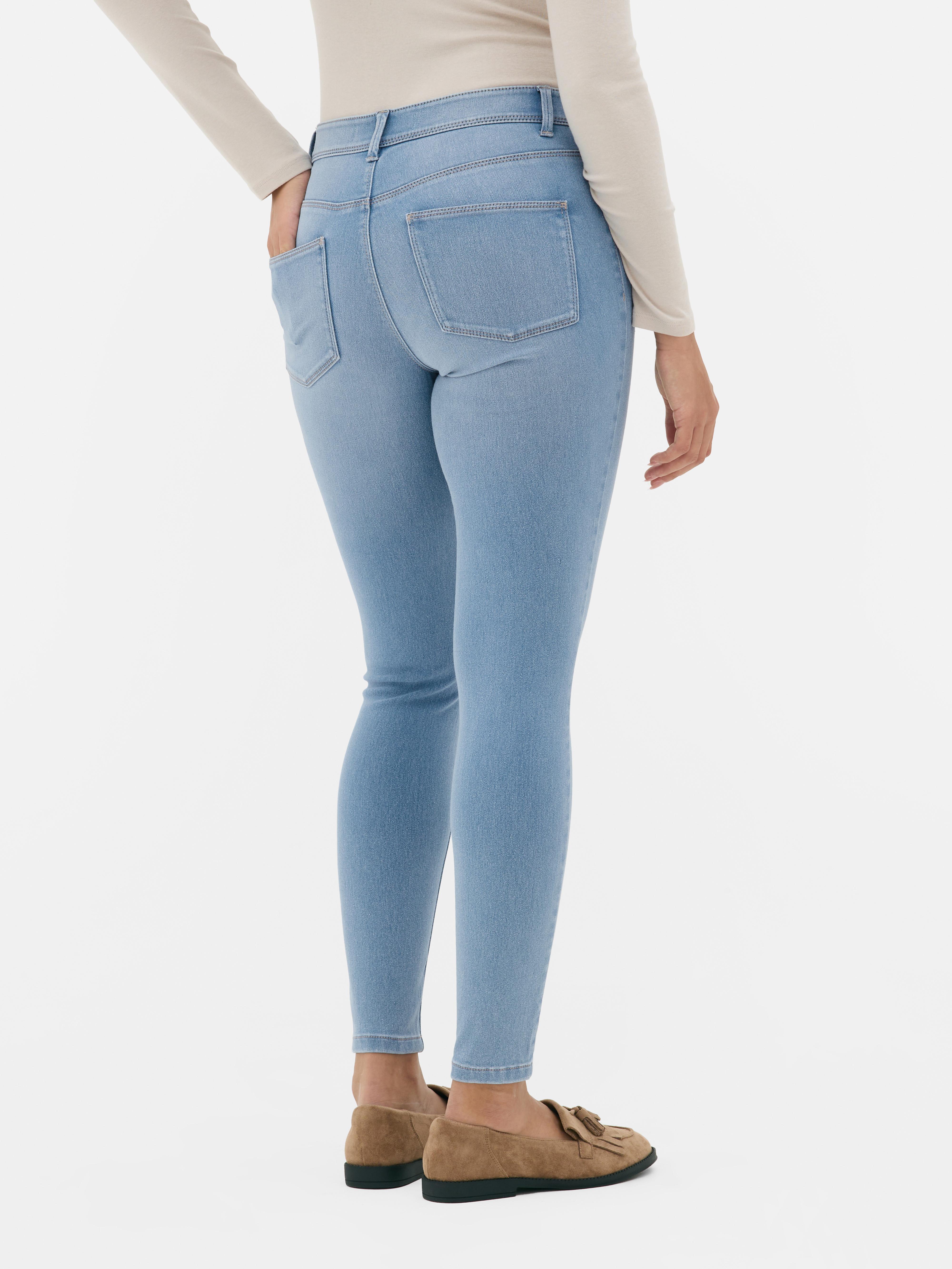 Blugi skinny simpli cu talie medie. Blugii sunt un must-have, iar noi adorăm acest stil mulat.