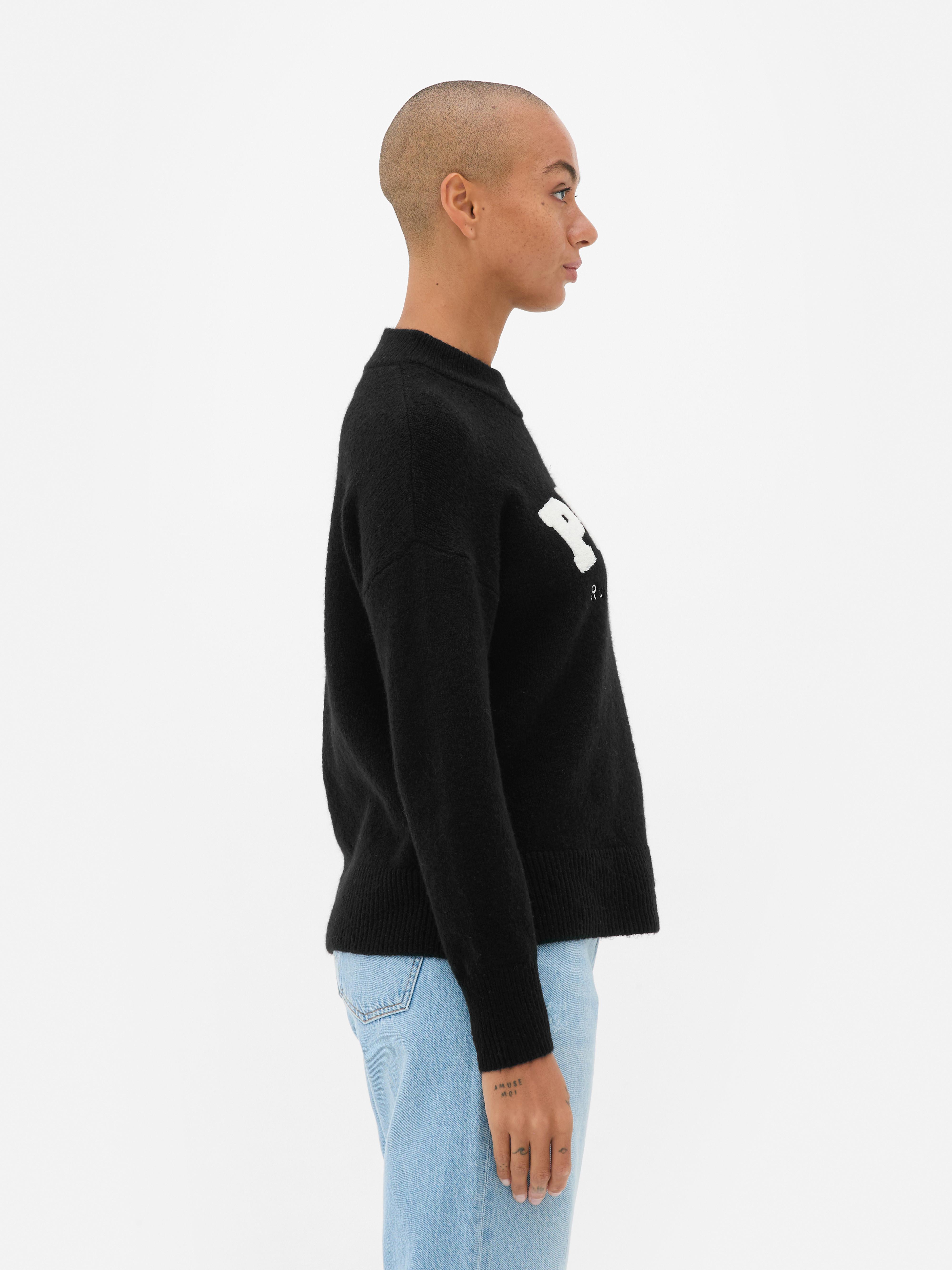 Genser med rund hals og tekst Gjør et stilig statement med denne elegante genseren med tekst