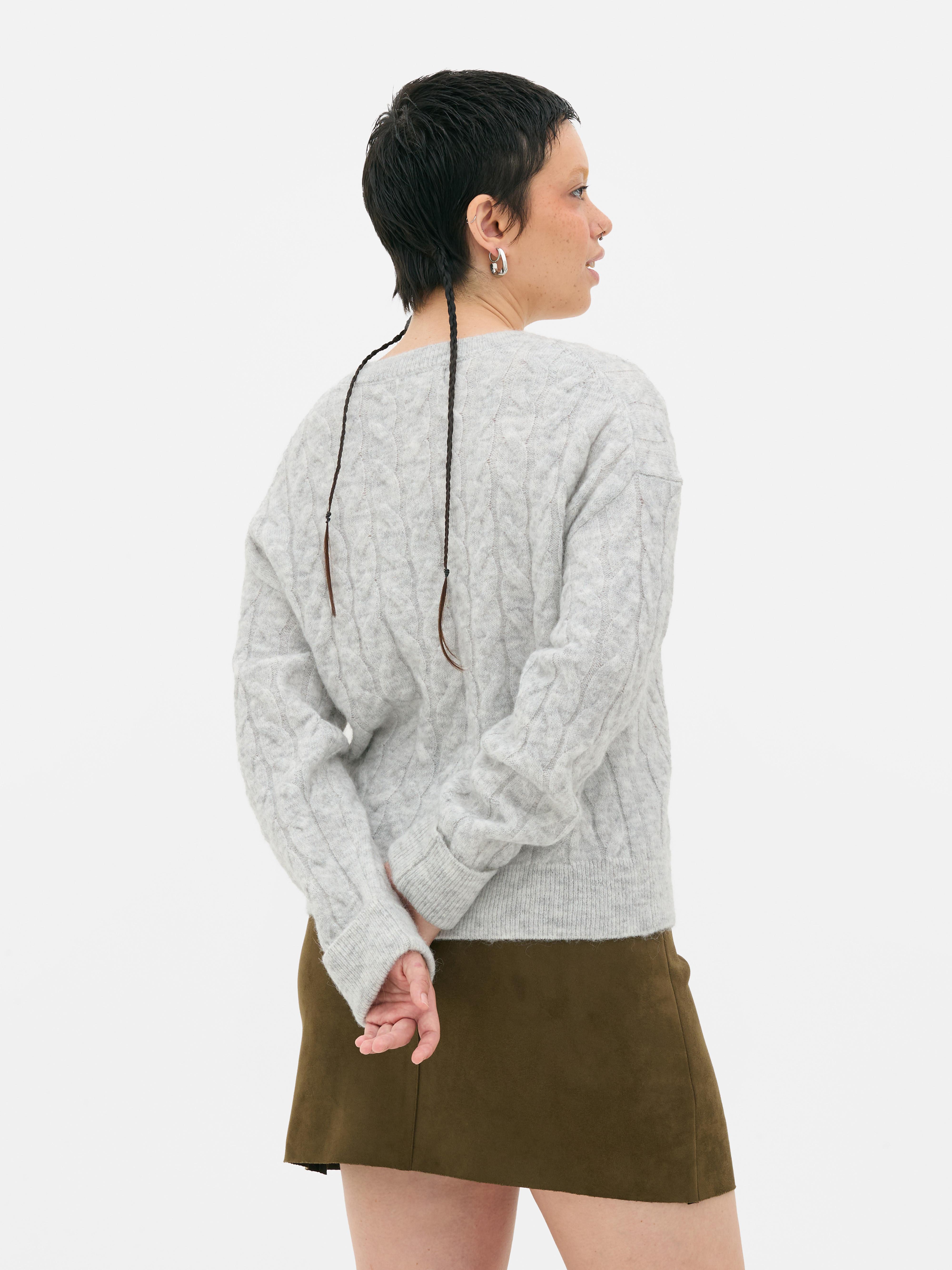 Zopfstrickpullover Ein Zopfstrickpullover mit Rundhalsausschnitt und klassischer Passform