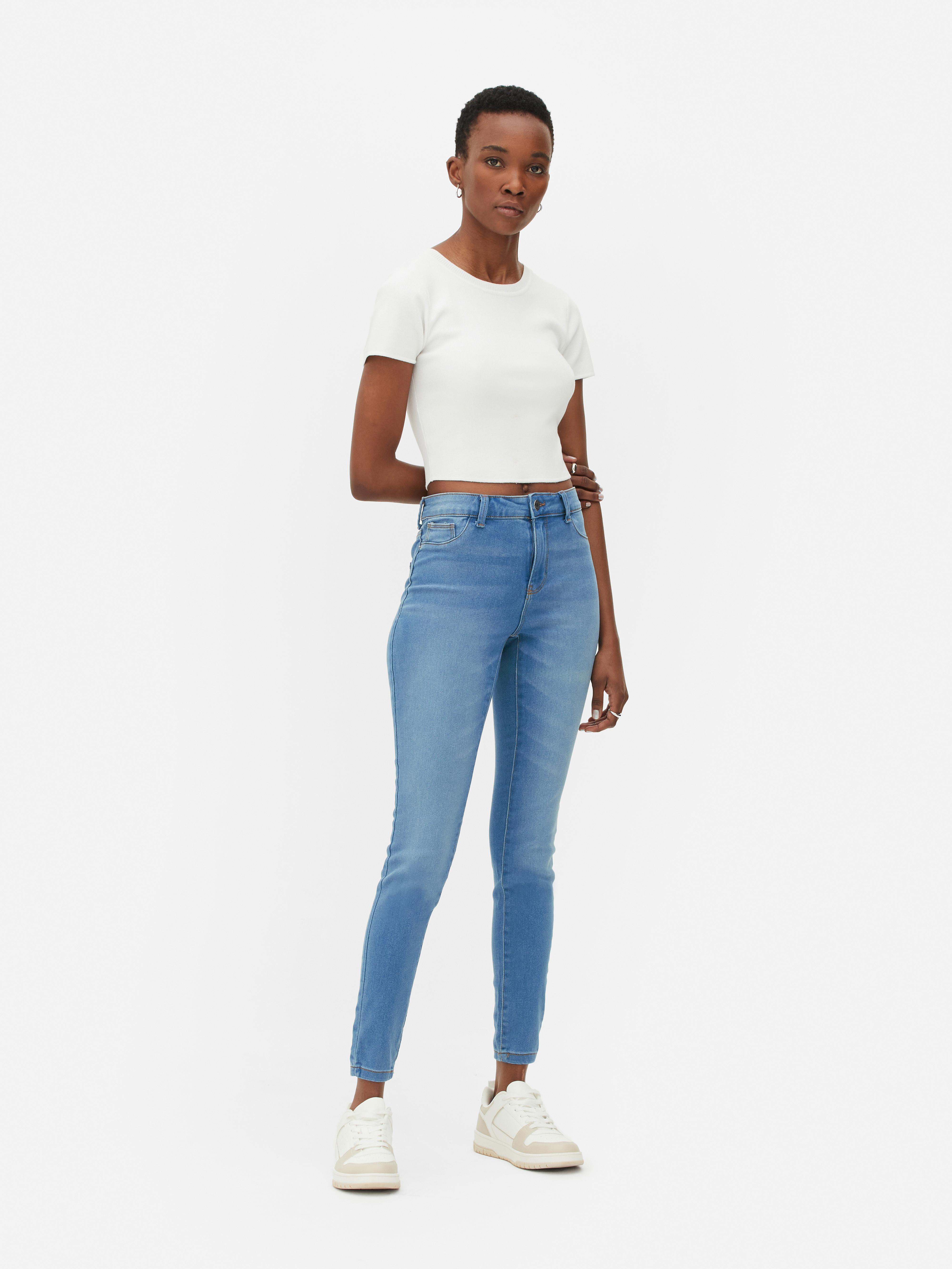 Blugi skinny simpli cu talie medie. Blugii sunt un must-have, iar noi adorăm acest stil mulat.