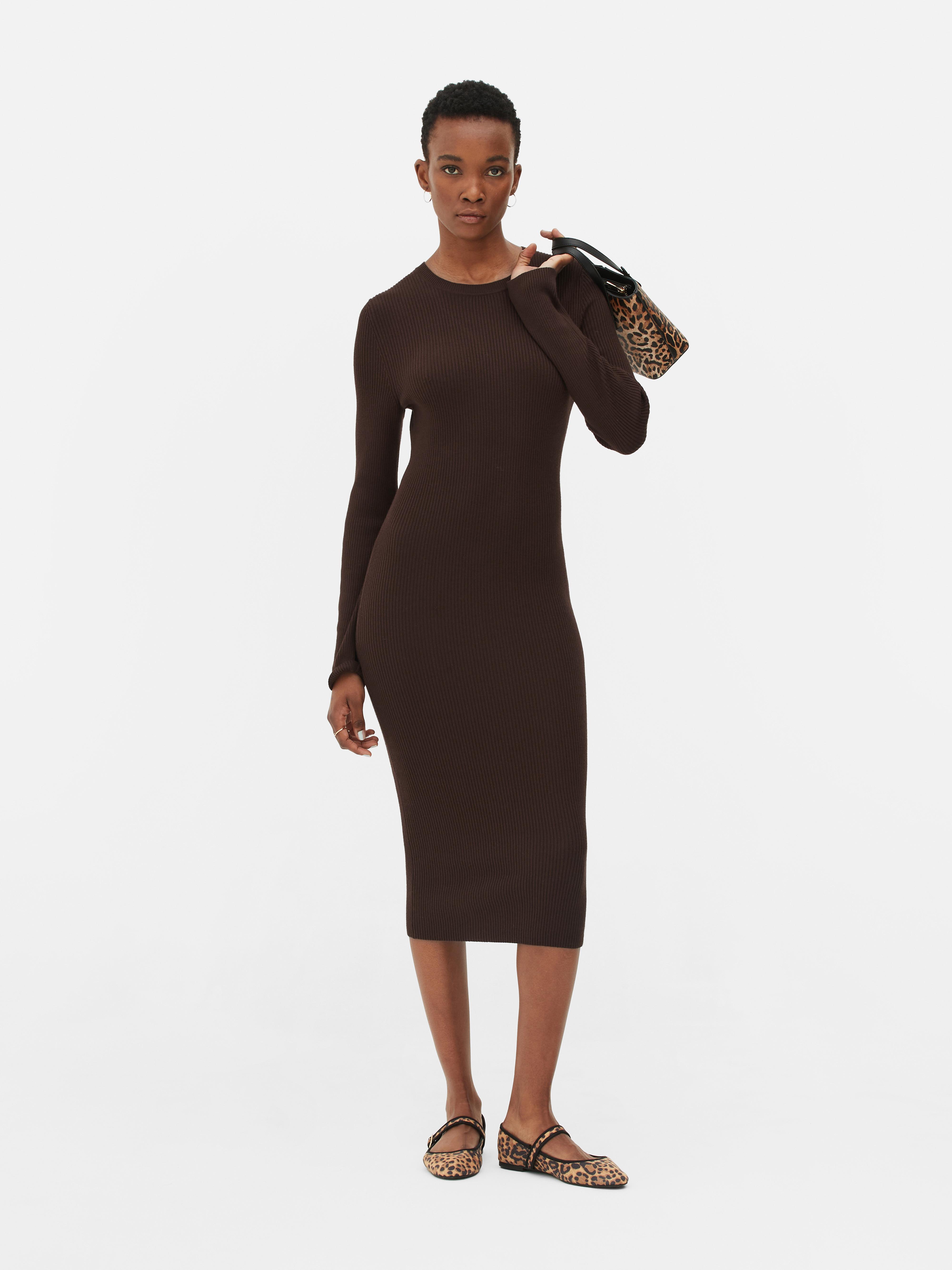 Rochie tip șorț cu decolteu rotund și mâneci lungi O rochie tricotată elegantă, cu decolteu rotund și mâneci lungi