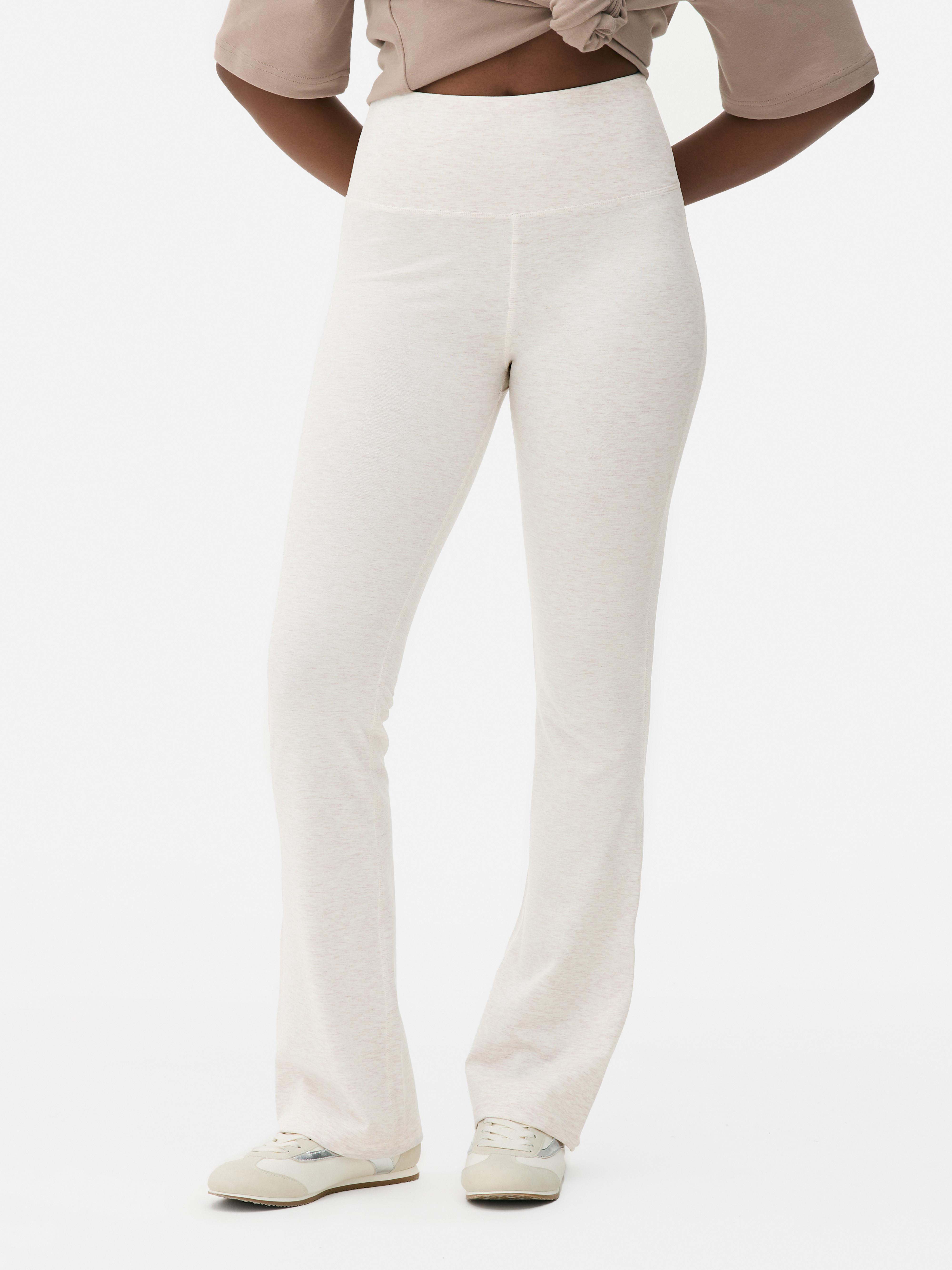 Colanți yoga evazați. Colanți cu talie elastică lată și talie evazată pe picioare pentru un look casual și sportiv.