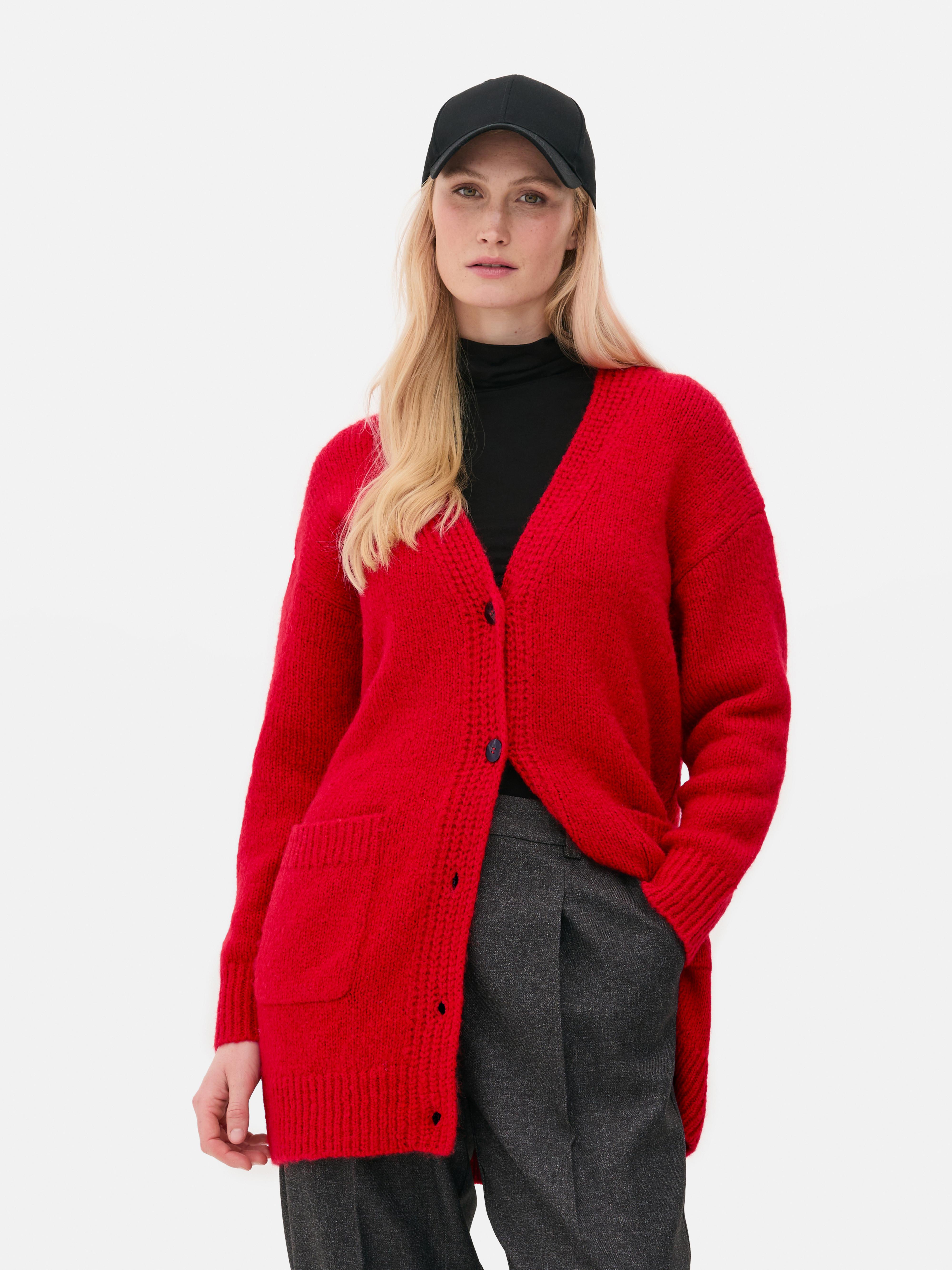 Oversize-Strickjacke. Eine lange Strickjacke mit Oversize-Schnitt, V-Ausschnitt und aufgesetzten Taschen.