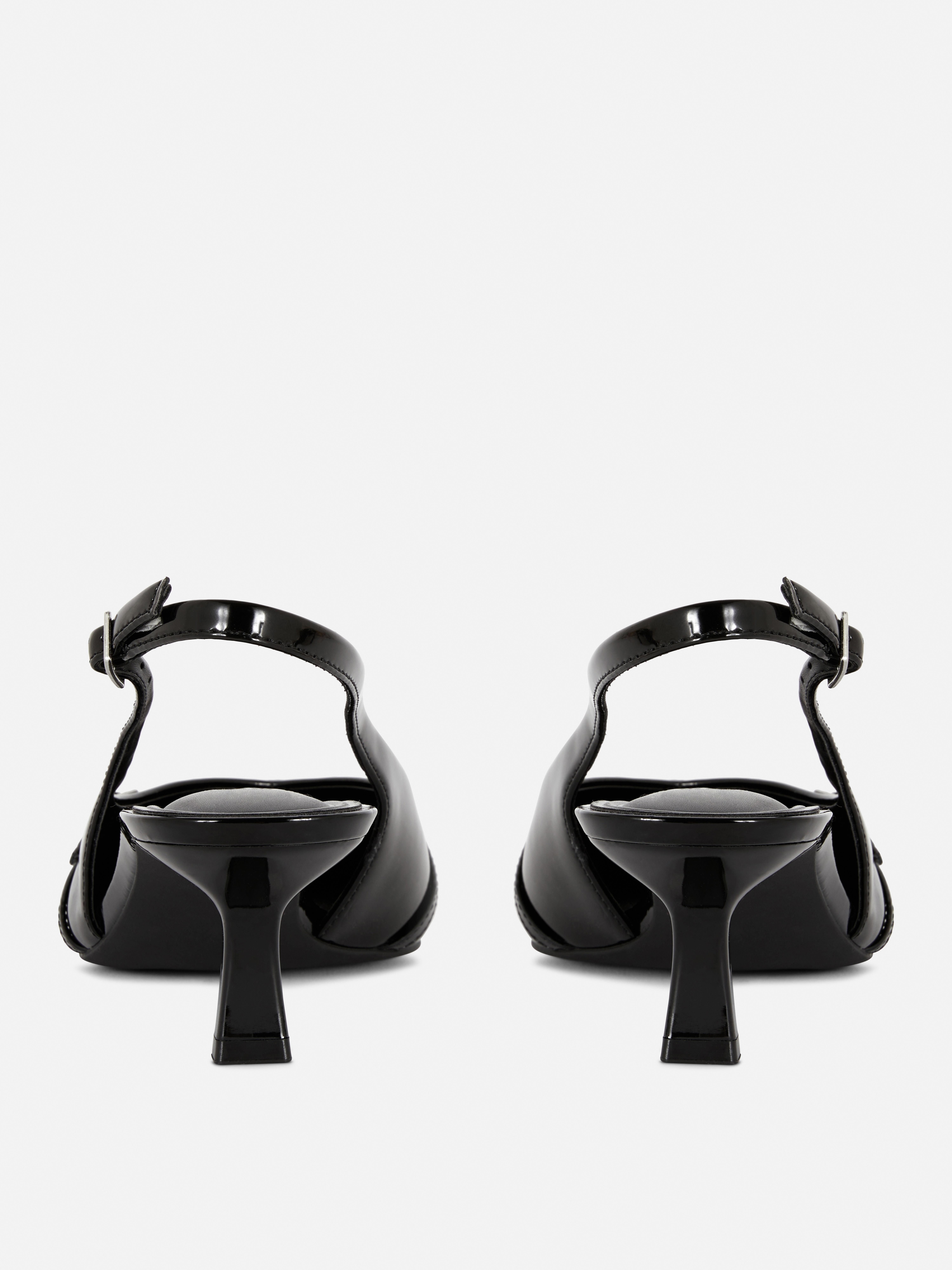 Pantofi cu vârf ascuțit și croială largă Pantofi cu vârf ascuțit, croială largă, design slingback și detalii cu cataramă