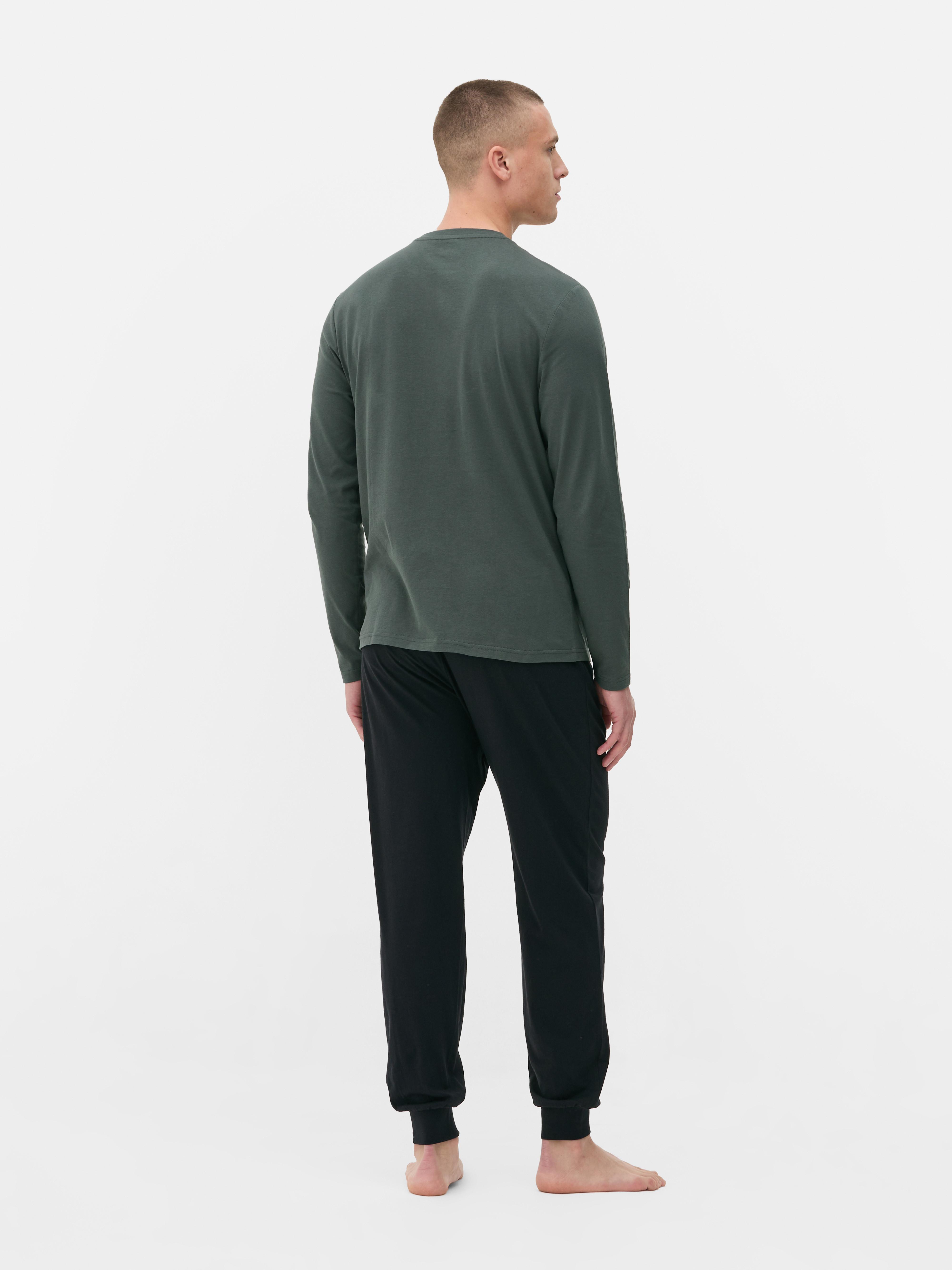 Pijama cu tricou și pantaloni O pijama formată dintr-un tricou cu mânecă lungă și pantaloni