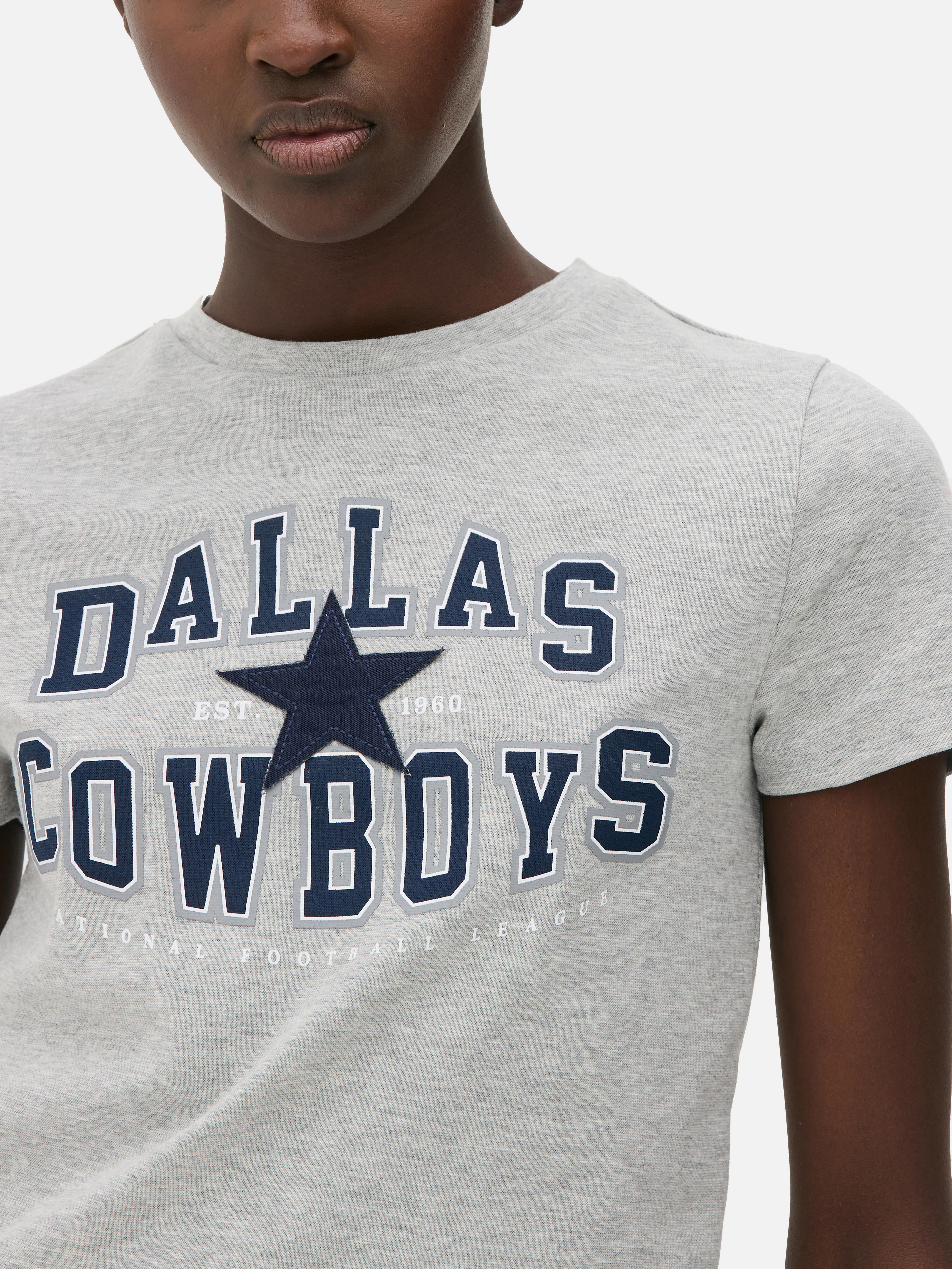 Tricou NFL Dallas Cowboys pentru bebeluși Un tricou cu mânecă scurtă pentru bebeluși cu imprimeuri Dallas Cowboys