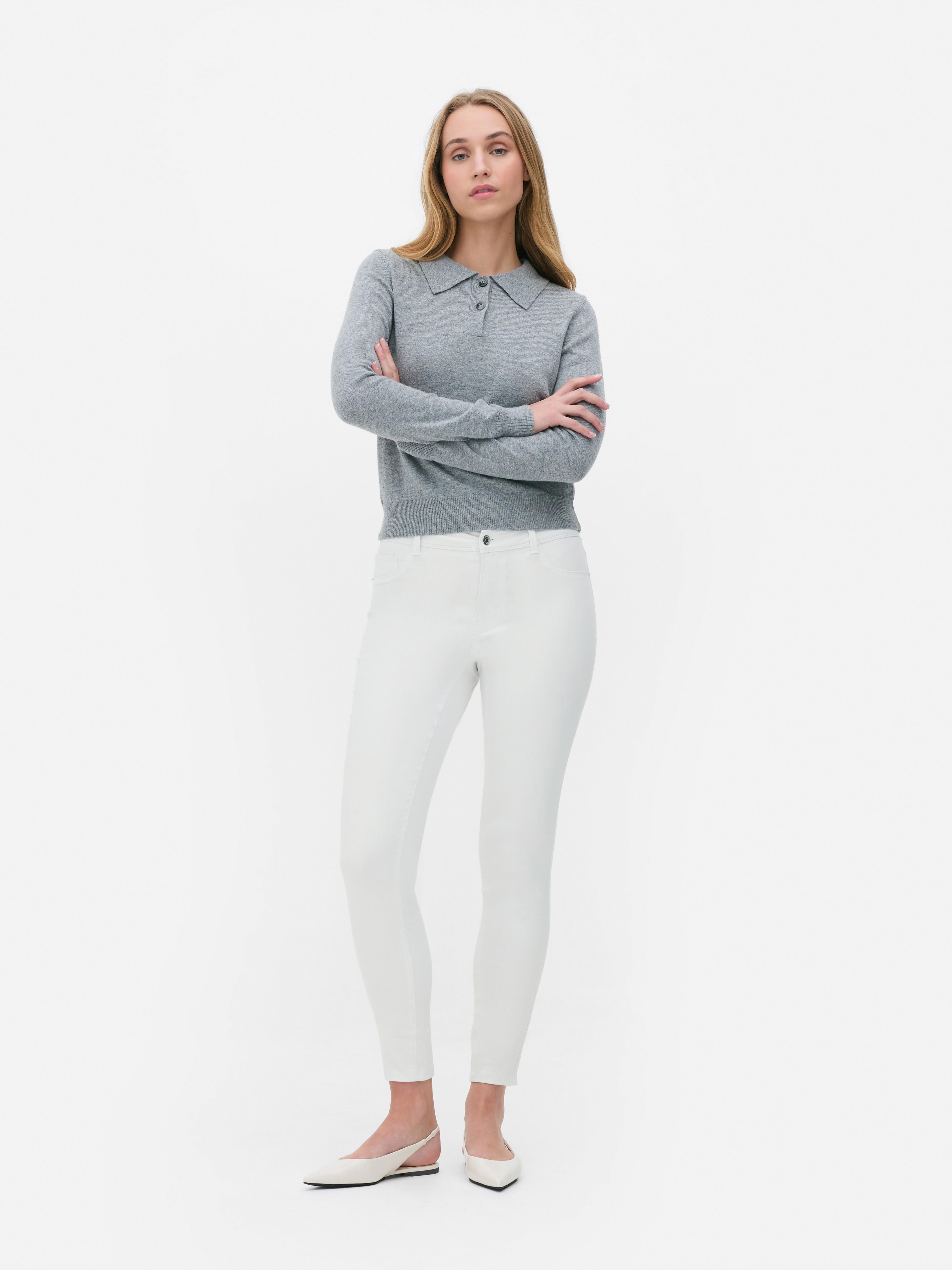 Blugi skinny simpli cu talie medie. Blugii sunt un must-have, iar noi adorăm acest stil mulat.