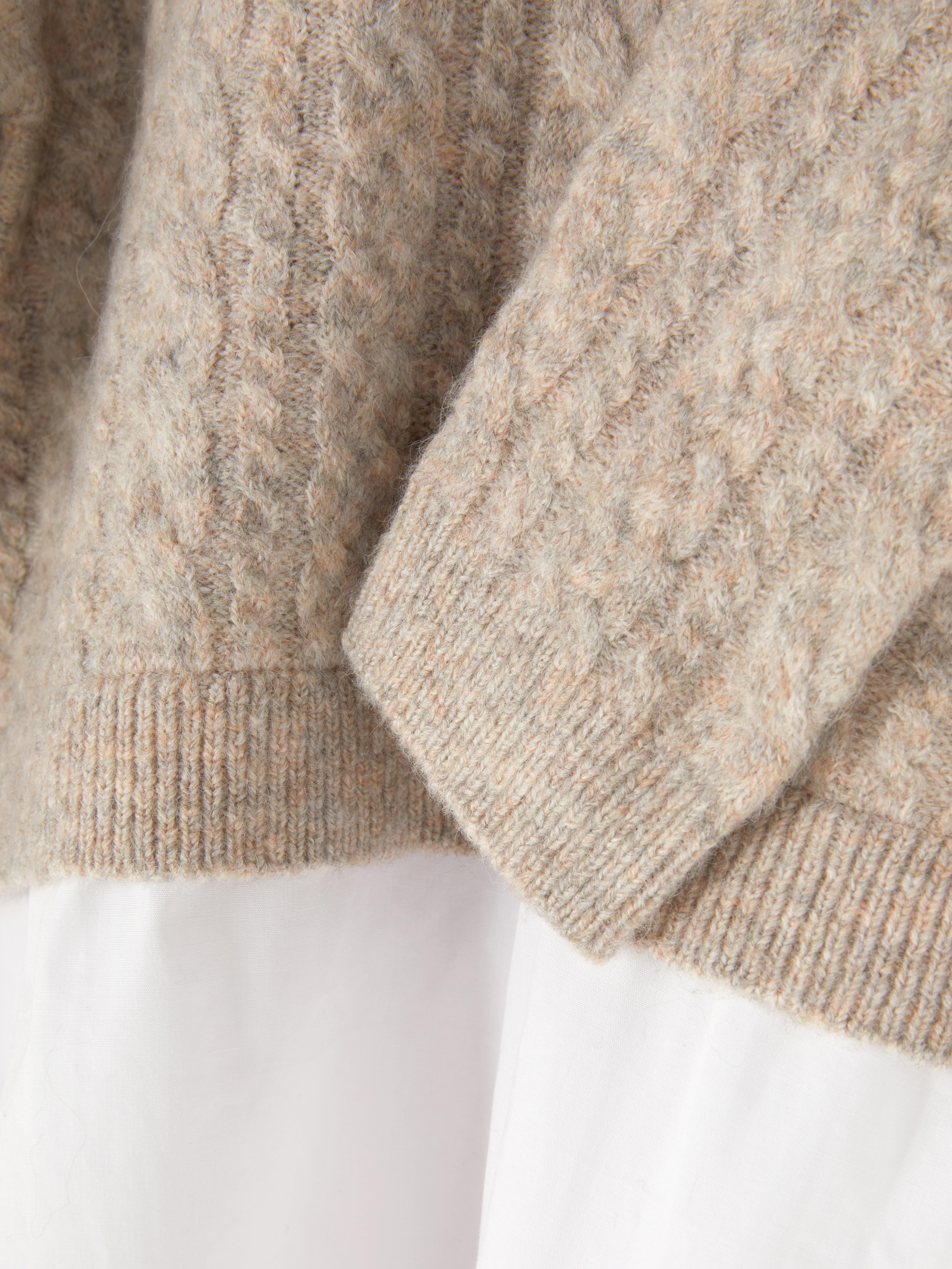 Cable knit sweater with shirt 2-in-1 A cable knit shirt sweater with a collar and ribbed cuffs