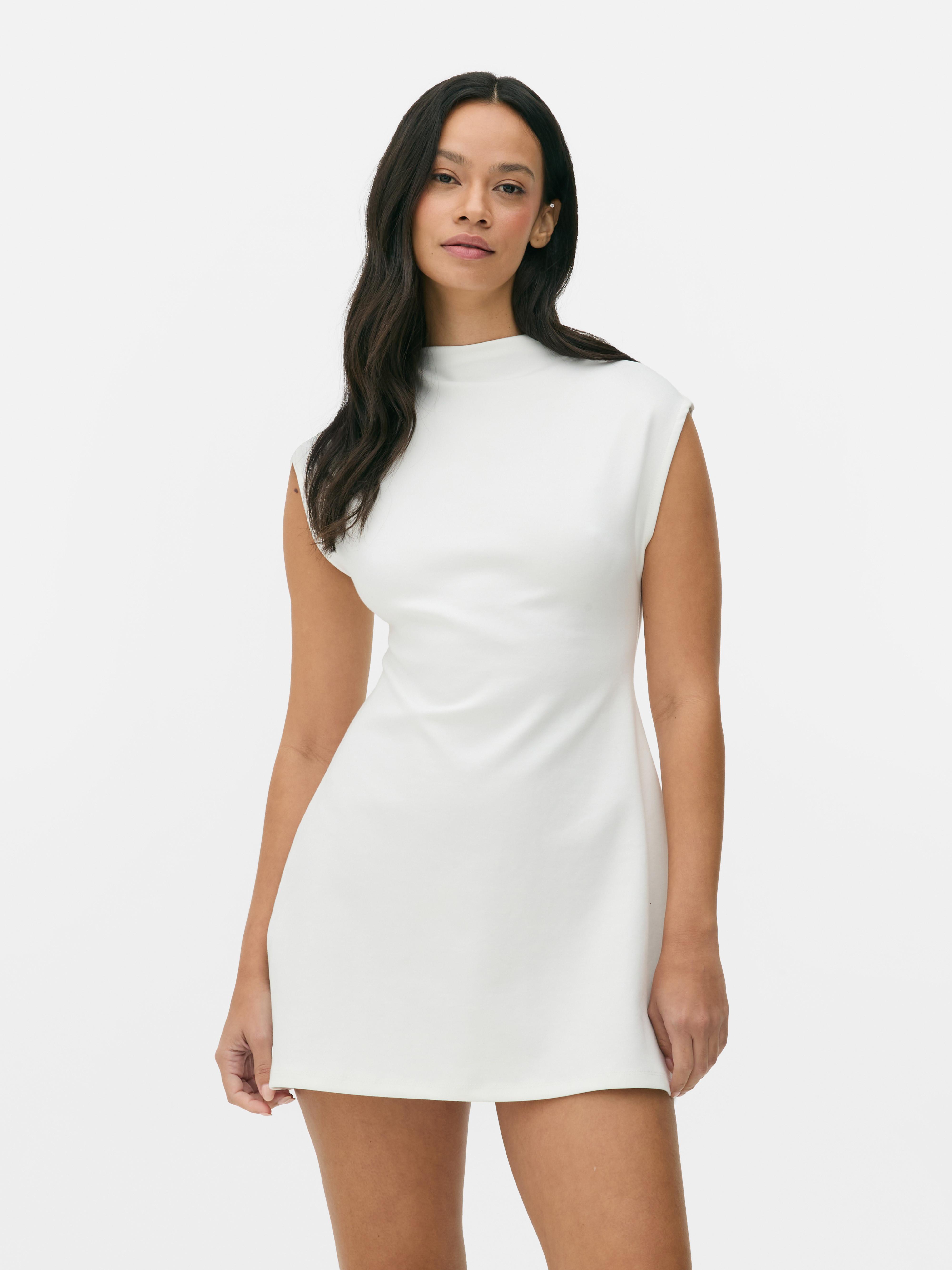 Rochie mini cu mâneci scurte O rochie mini clasică cu decolteu înalt și mâneci scurte