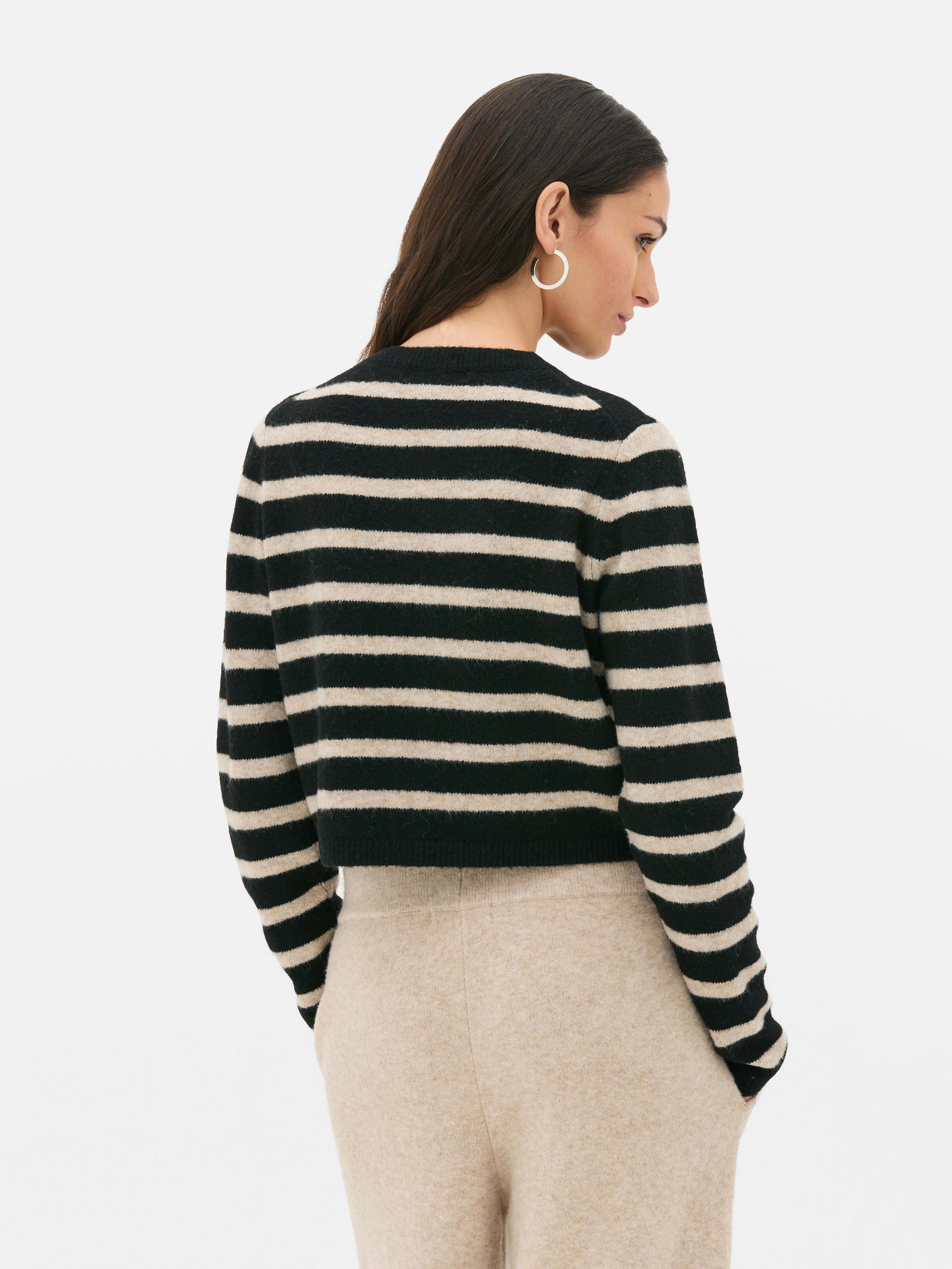 Dzianinowy kardigan z guzikami Ten dzianinowy kardigan z guzikami to idealny ciepły dodatek do Twoich stylizacji