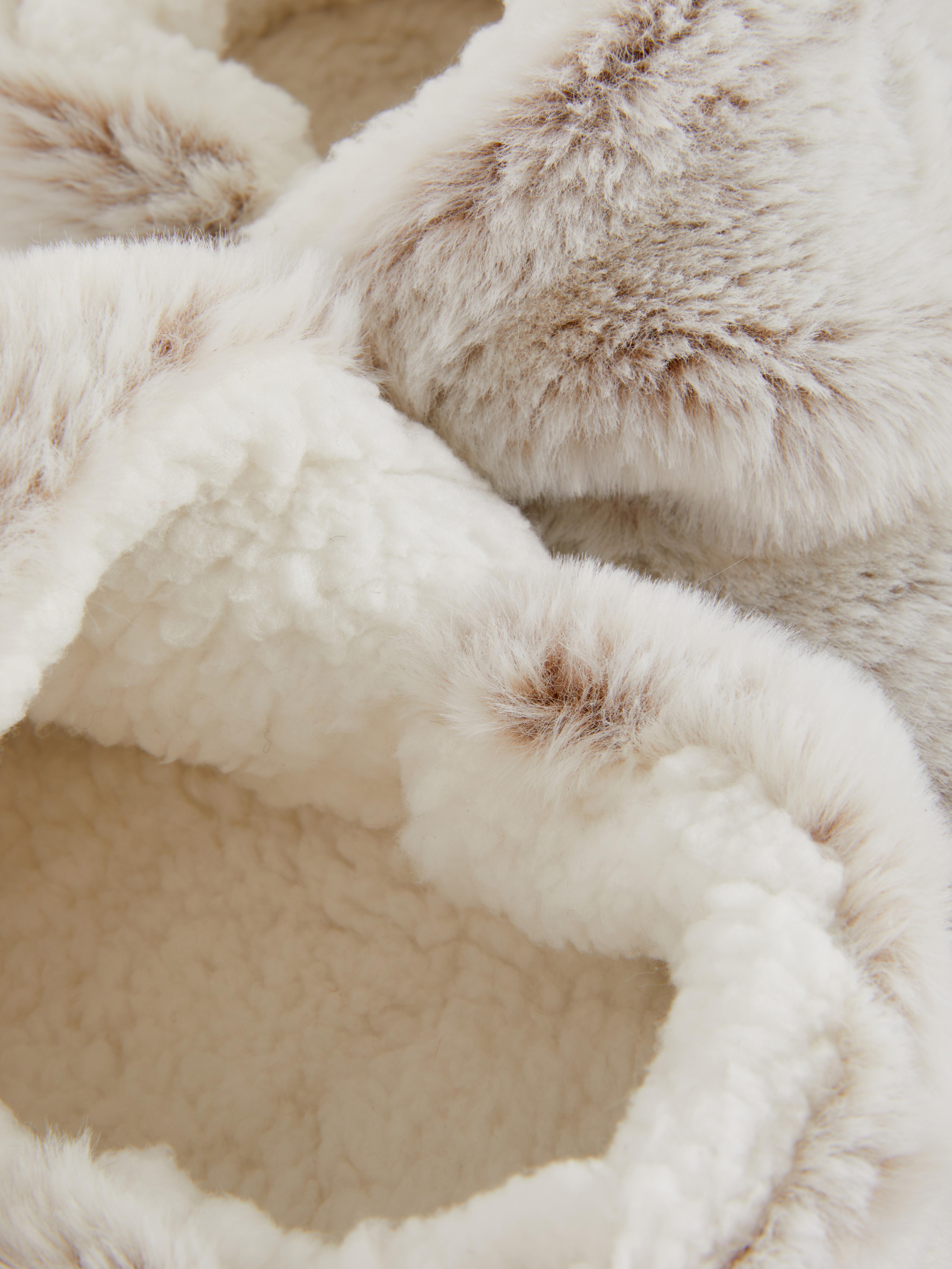 Papuci căptușiți cu blană artificială din fleece. Papuci moi și călduroși până la gleznă, cu un aspect atemporal.