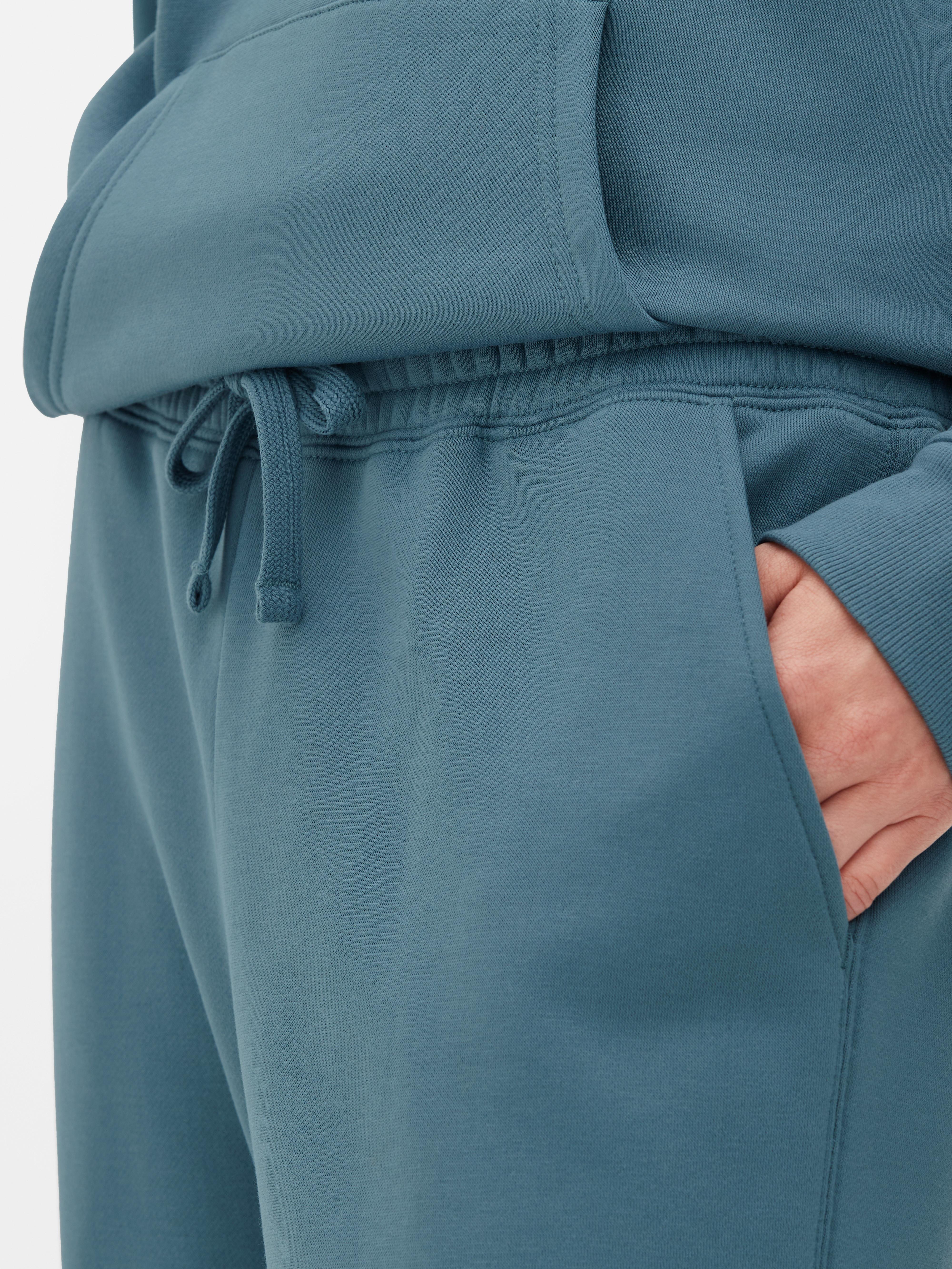 Pantaloni de jogging simpli cu croială regulată. Acești pantaloni de jogging cu manșete până la gleznă sunt indispensabili în garderoba ta casual.